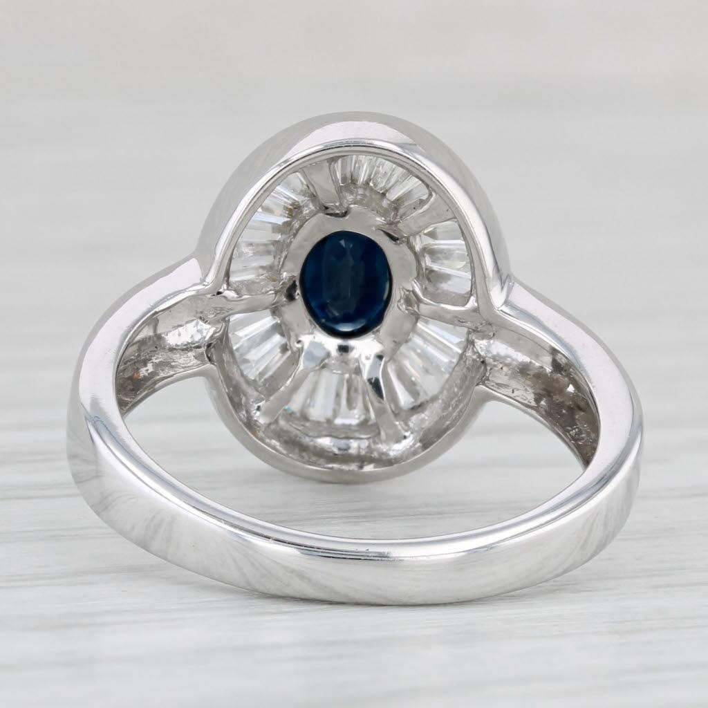Taglio ovale Anello aureolato con diamante e zaffiro blu da 1,61 ctw in oro bianco 14k, misura 7 di fidanzamento in vendita