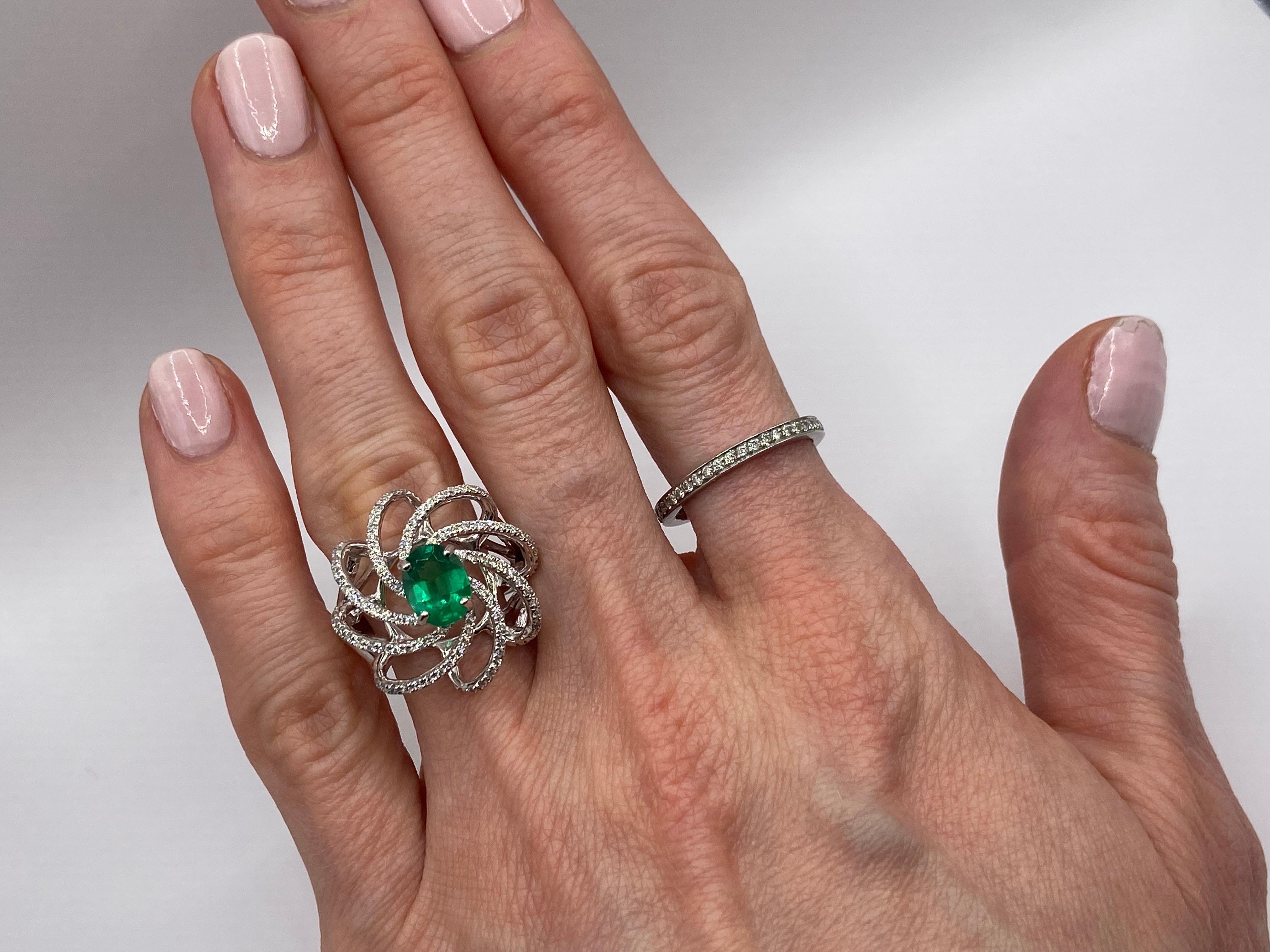 1.61ctw Oval Emerald & Round Diamond Ring in 18KT White Gold In New Condition For Sale In New York, NY