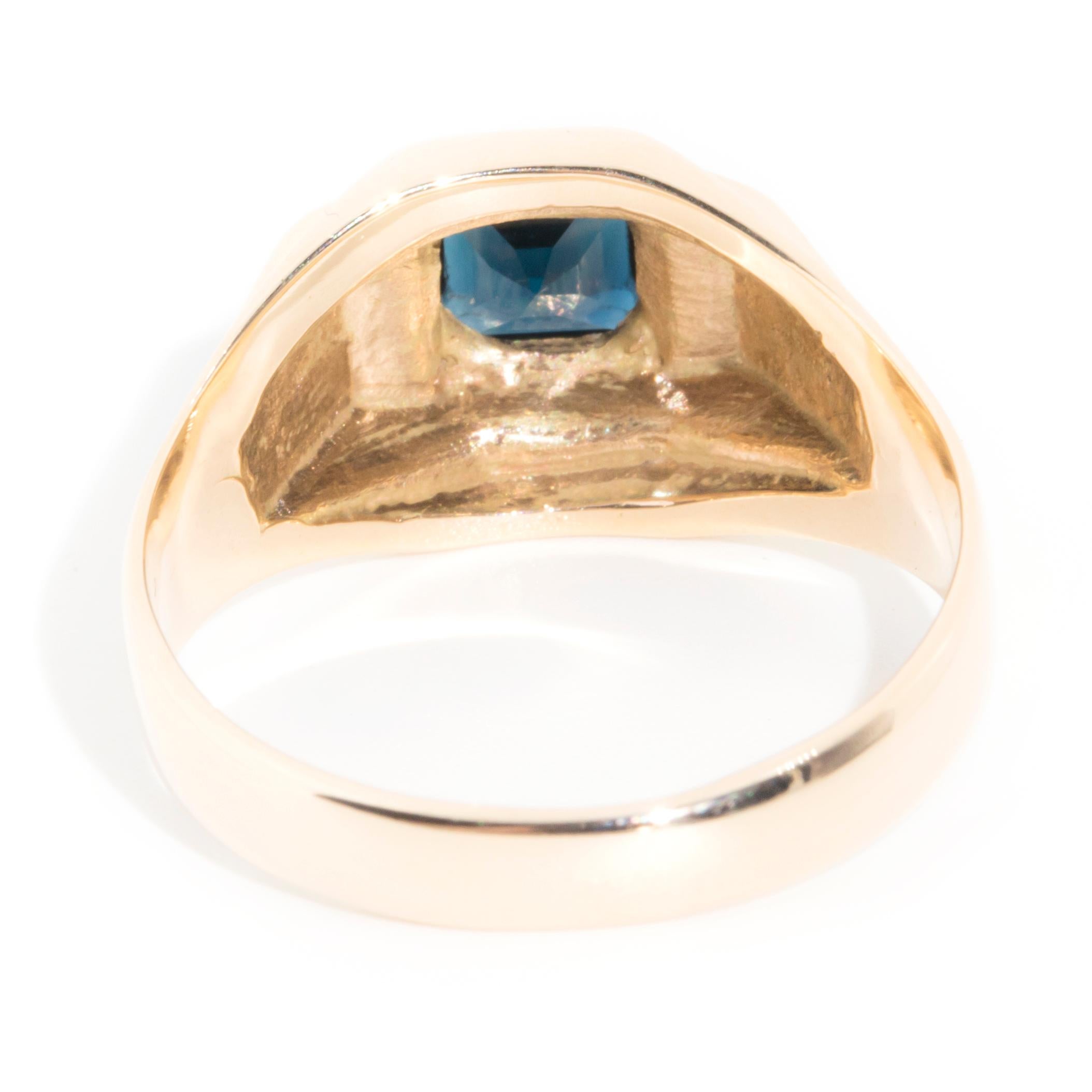 1.62 Carat Australian Blue Teal Sapphire Vintage Men's Ring 9 Carat Yellow Gold For Sale 5