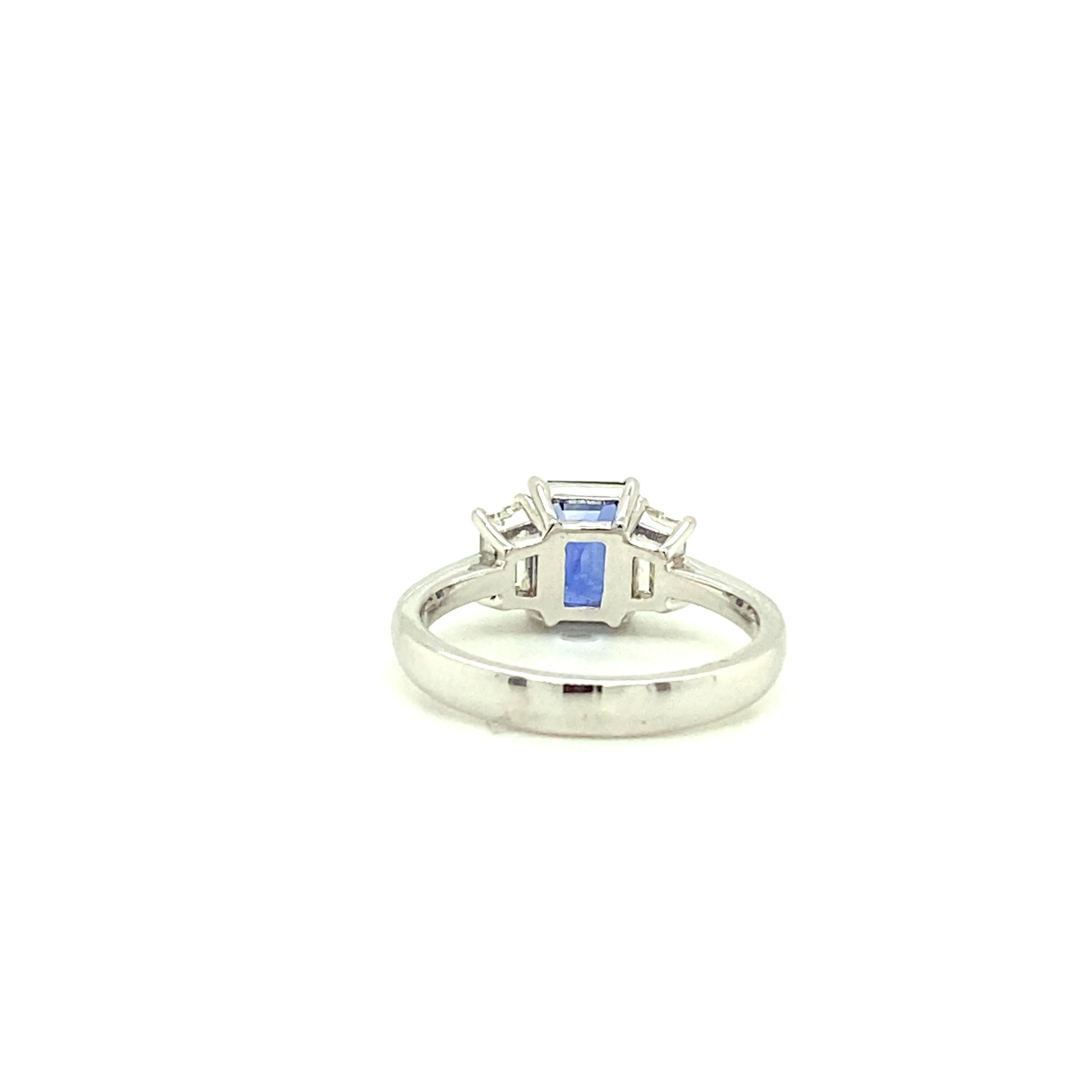 Bague à trois pierres en or avec saphir bleu « Corne d'abondance » de 1,62 carat et diamant blanc en vente 1