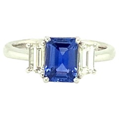 Bague à trois pierres en or avec saphir bleu « Corne d'abondance » de 1,62 carat et diamant blanc