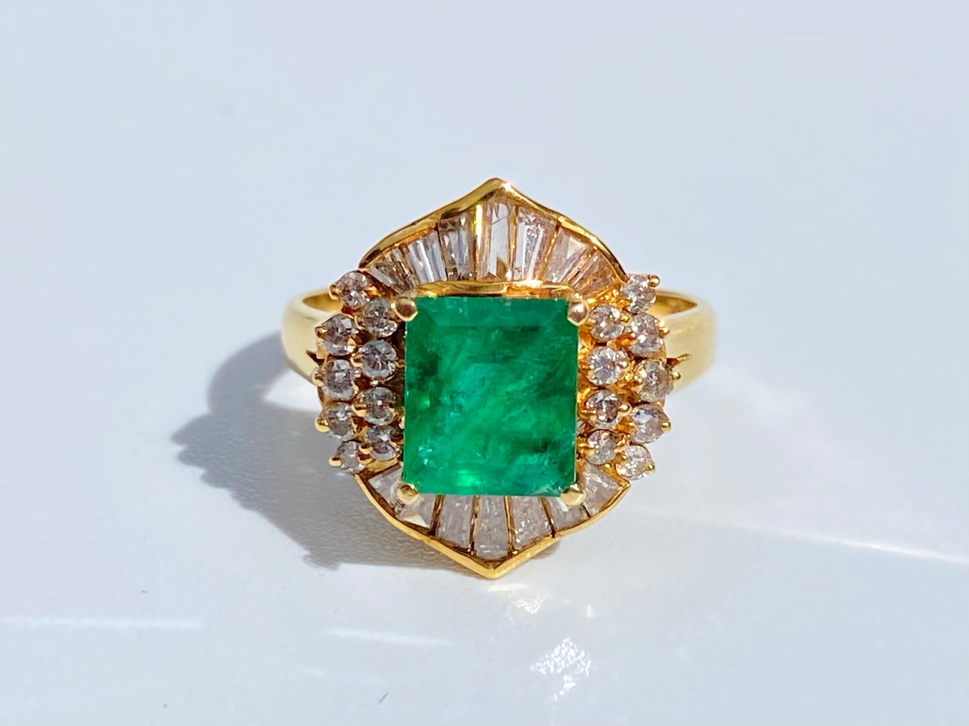 1,62 Karat kolumbianischer Smaragd im Smaragdschliff und Diamantring aus 18 Karat Gelbgold im Zustand „Hervorragend“ im Angebot in Miami, FL