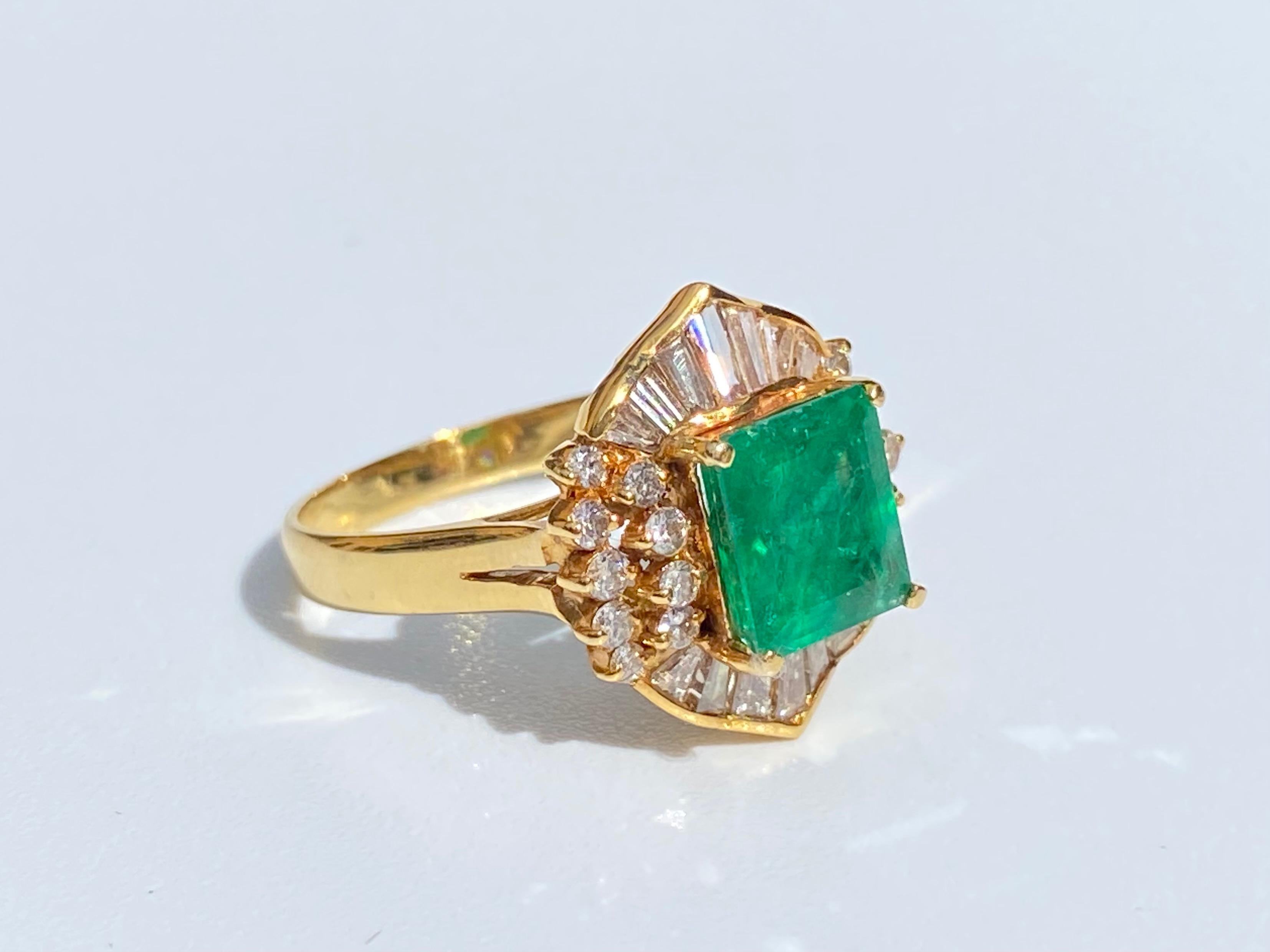 1.62 Carat Emerald-Cut Colombian Emerald and Diamond 18 Karat Yellow Gold Ring In Excellent Condition For Sale In Miami, FL