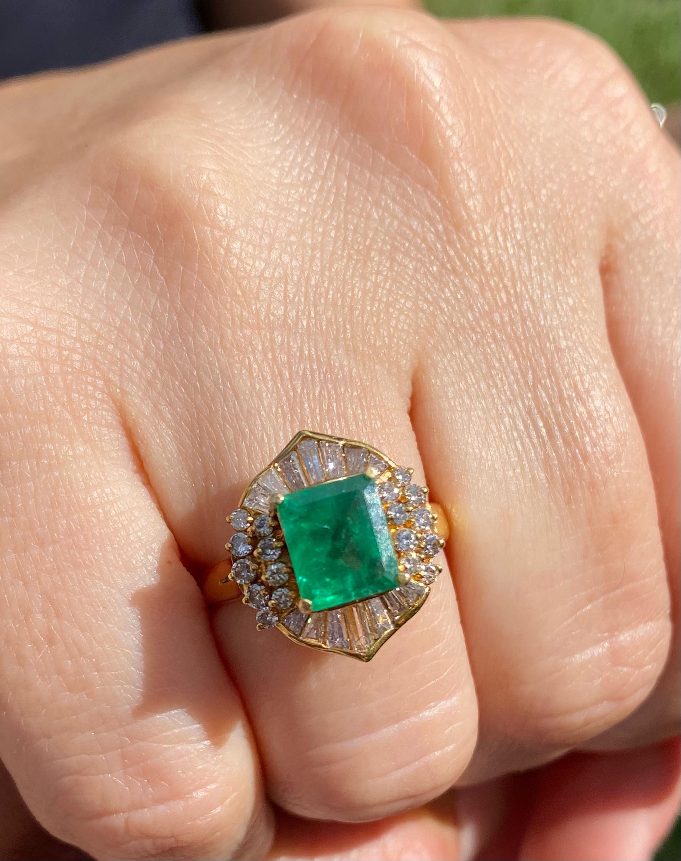 1.62 Carat Emerald-Cut Colombian Emerald and Diamond 18 Karat Yellow Gold Ring For Sale 3