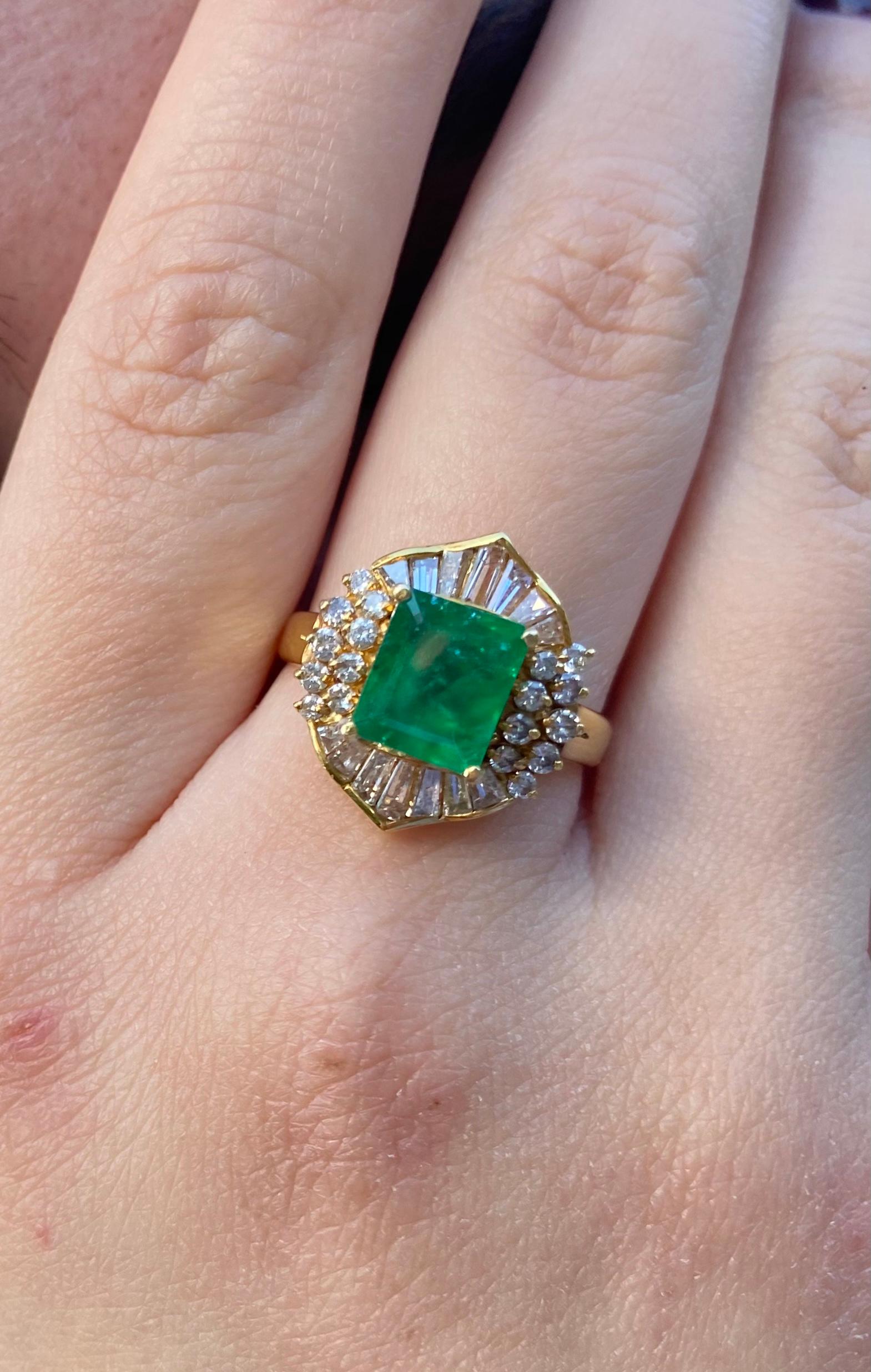 1.62 Carat Emerald-Cut Colombian Emerald and Diamond 18 Karat Yellow Gold Ring For Sale 4