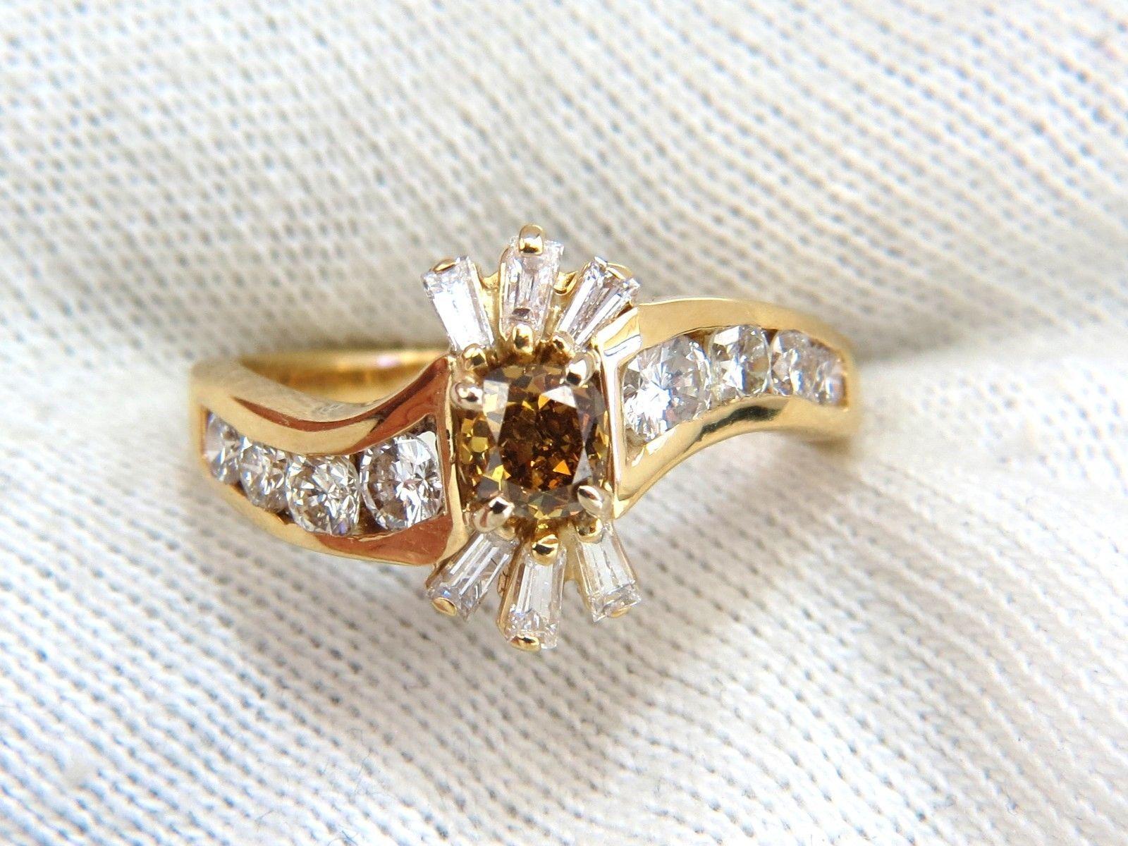 Taille coussin Bague en or 14 carats avec diamant naturel de couleur fantaisie de 1,62 carat en vente