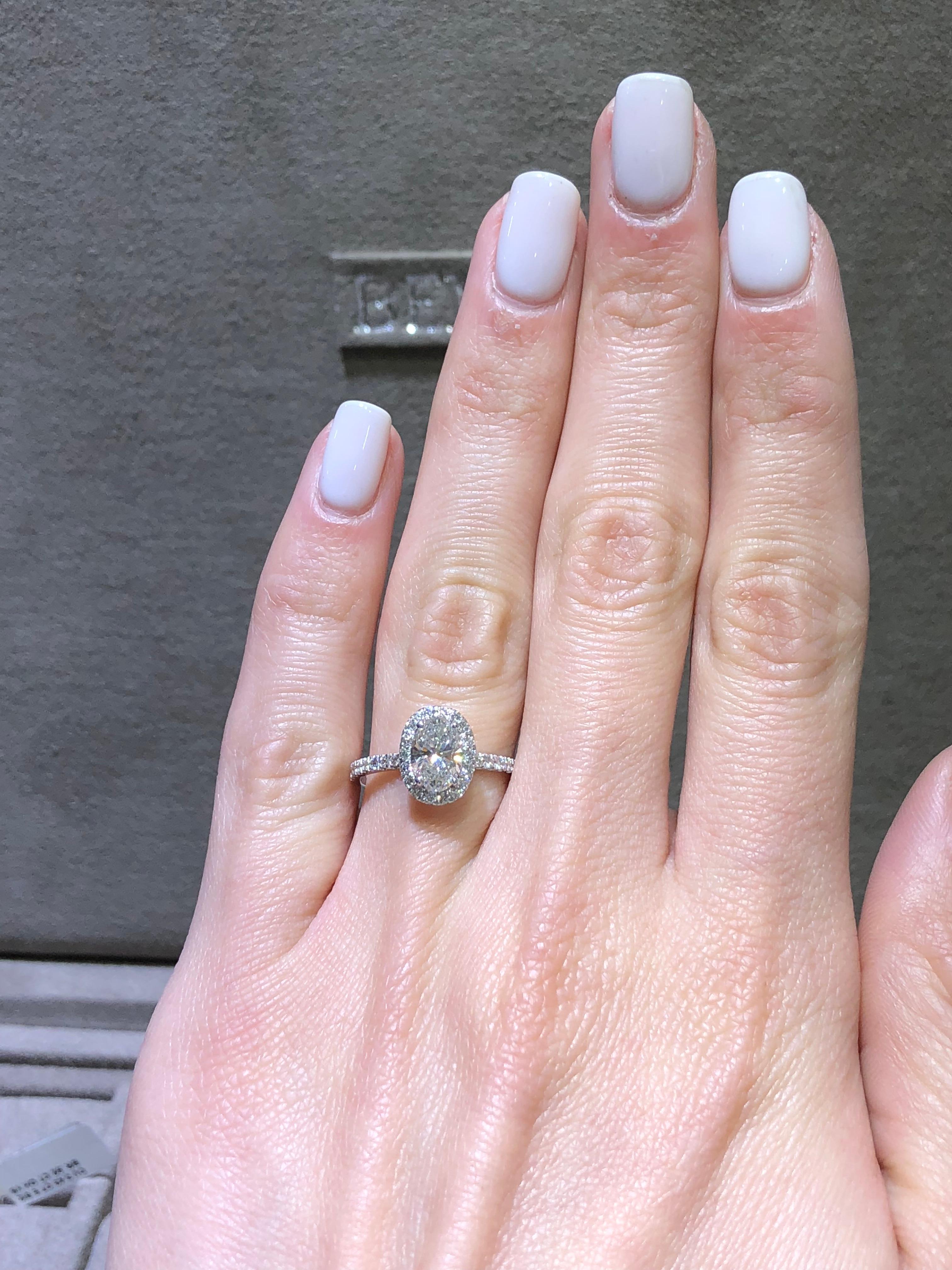 1.62 Carat Oval Cut Diamond Engagement Ring on 18 Karat White Gold (Ovalschliff) im Angebot
