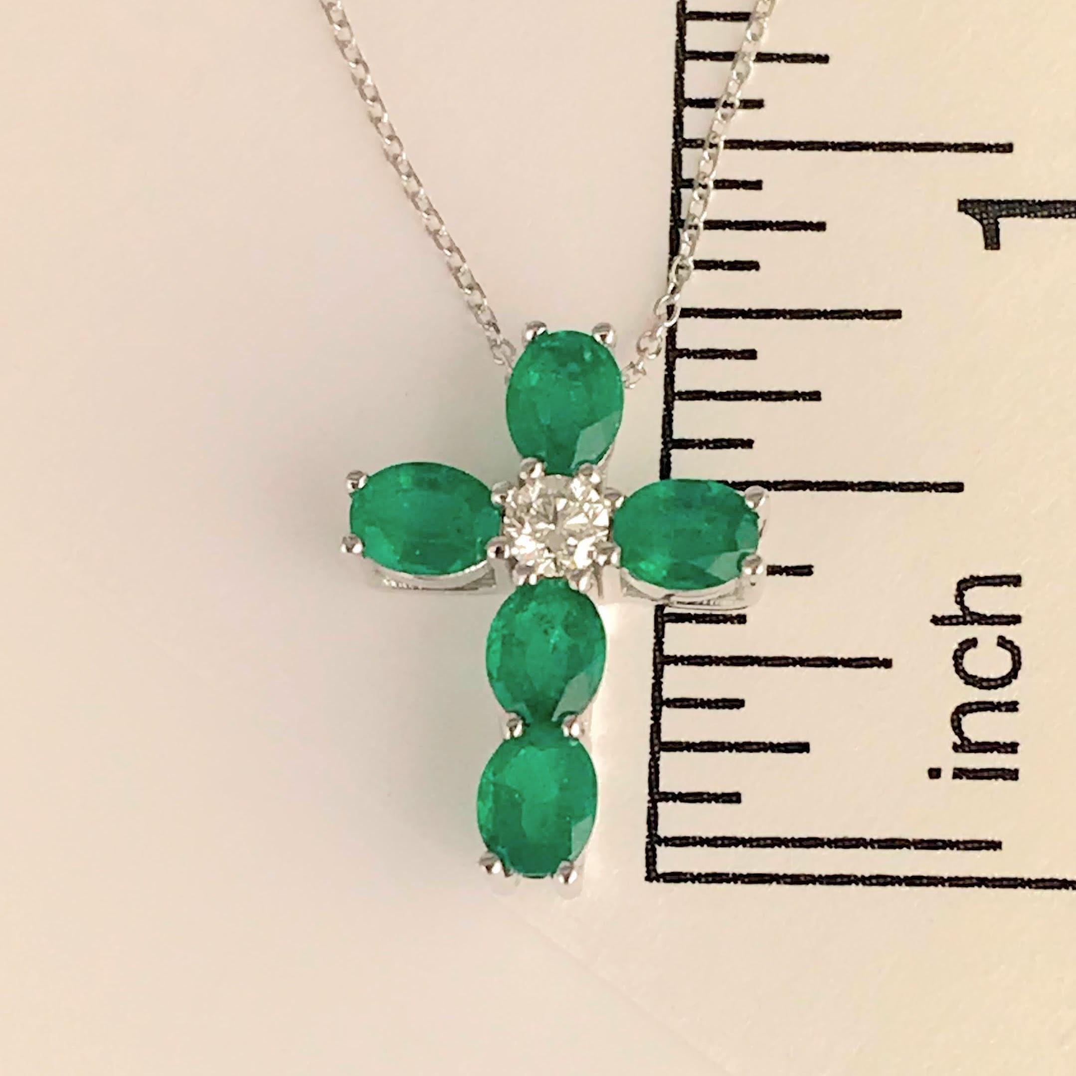 Contemporary 1.62 Carat Oval Cut Emerald and Natural Diamond Cross Pendant in 18k ref2359 For Sale