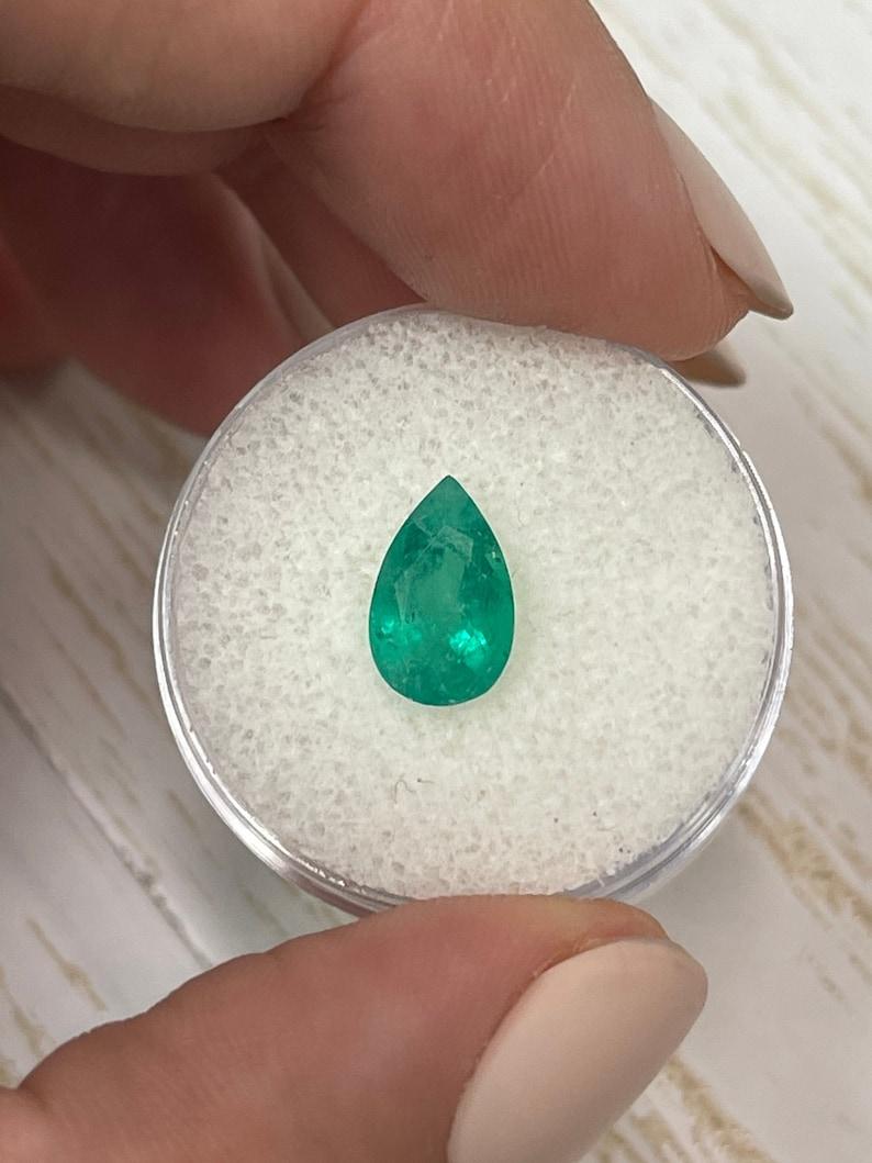 A. Stone: Smeraldo
Peso: 1,62 carati
Forma: Taglio a pera
Chiarezza: Semi-trasparente
Lucentezza: Molto buono
Colore: Verde medio scuro
Misure: 10,34 mm x 6,56 mm x 4,62 mm
Origine geografica: Colombia
Trattamento: Naturale, oliatura

Commenti: A