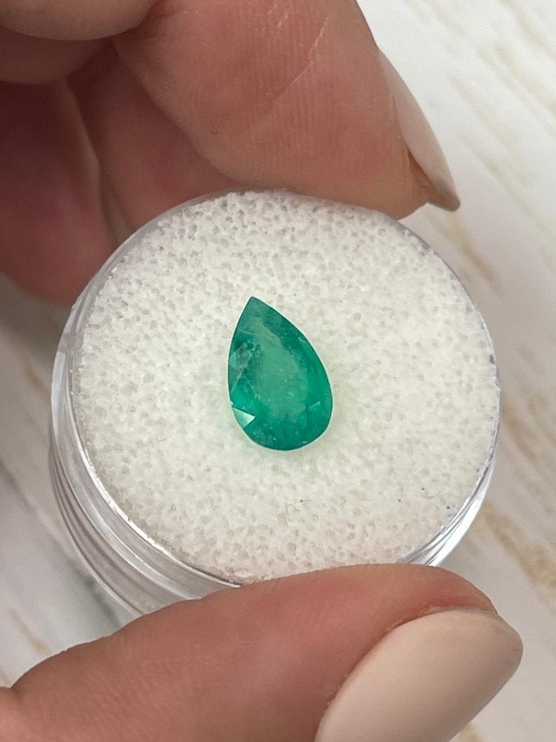 Moderno Smeraldo colombiano verde ricco da 1,62 carati - pietra di maggio a goccia con taglio a pera in vendita