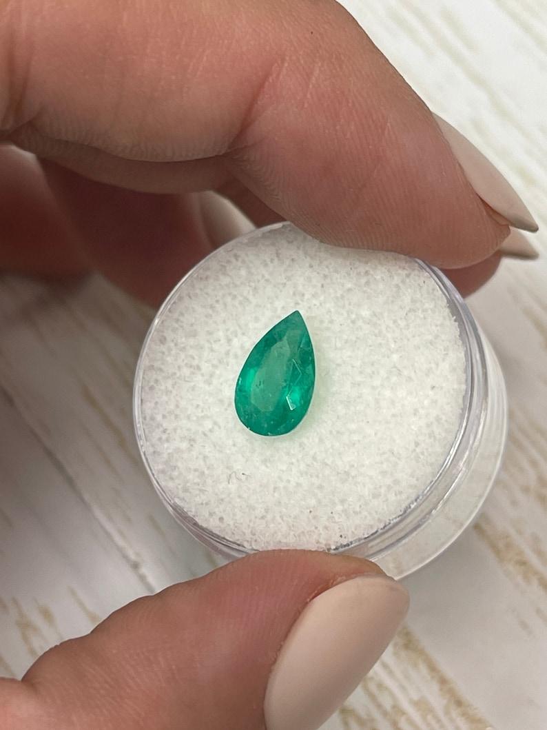 Taglio a goccia Smeraldo colombiano verde ricco da 1,62 carati - pietra di maggio a goccia con taglio a pera in vendita