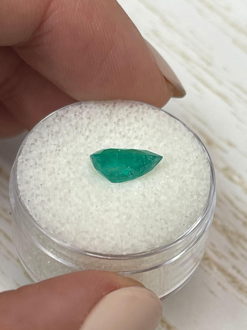 Smeraldo colombiano verde ricco da 1,62 carati - pietra di maggio a goccia con taglio a pera In condizioni Nuovo in vendita a Jupiter, FL