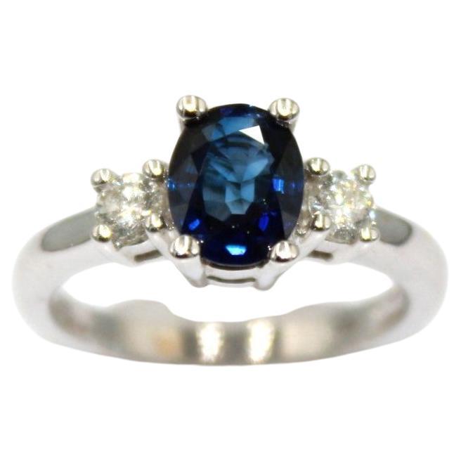 1,62 Karat ovaler Ceylon-Saphir, umgeben von 2 runden Diamanten mit einem Gesamtgewicht von 0,30 Karat. 

Dieser atemberaubende Saphir-Diamant-Ring wird Ihre Eleganz und Einzigartigkeit unterstreichen. 

Artikel-Details:
- Art: Ring
- Metall: 18K
