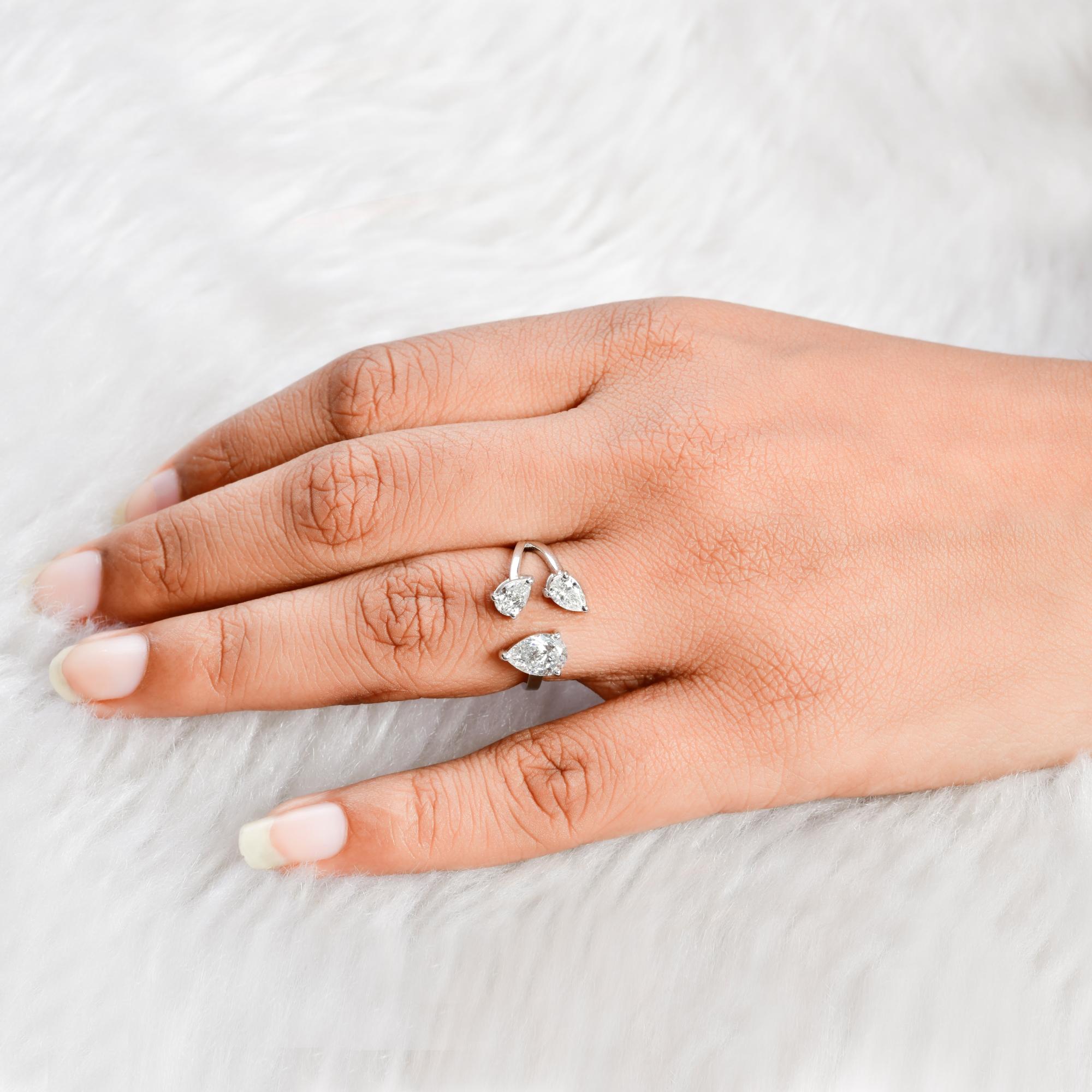 Lassen Sie sich von unserem exquisiten offenen Manschettenring mit Diamanten von unaufdringlichem Luxus verführen. Dieses in sorgfältiger Handarbeit gefertigte Schmuckstück besticht durch zeitlose Eleganz mit einem modernen Touch. Der Ring ist in