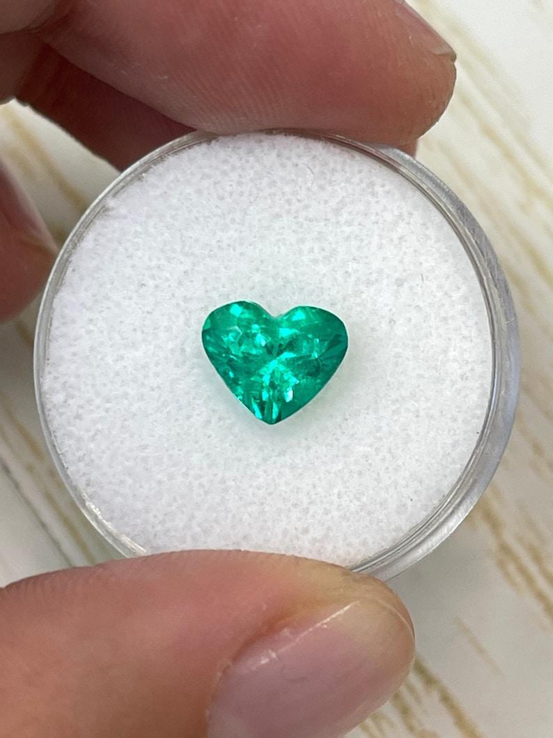 Stein: Smaragd
Gewicht: 1,62 Karat
Form: Herzschliff
Klarheit: Transparent
Lüster: Ausgezeichnet
Farbe: Muzo Grün
Abmessungen: 7,19 mm x 8,61 mm x 5,77 mm
Geografische Herkunft: Kolumbien
Behandlung: Natürlich, Ölen

Bemerkungen: Aufgrund der