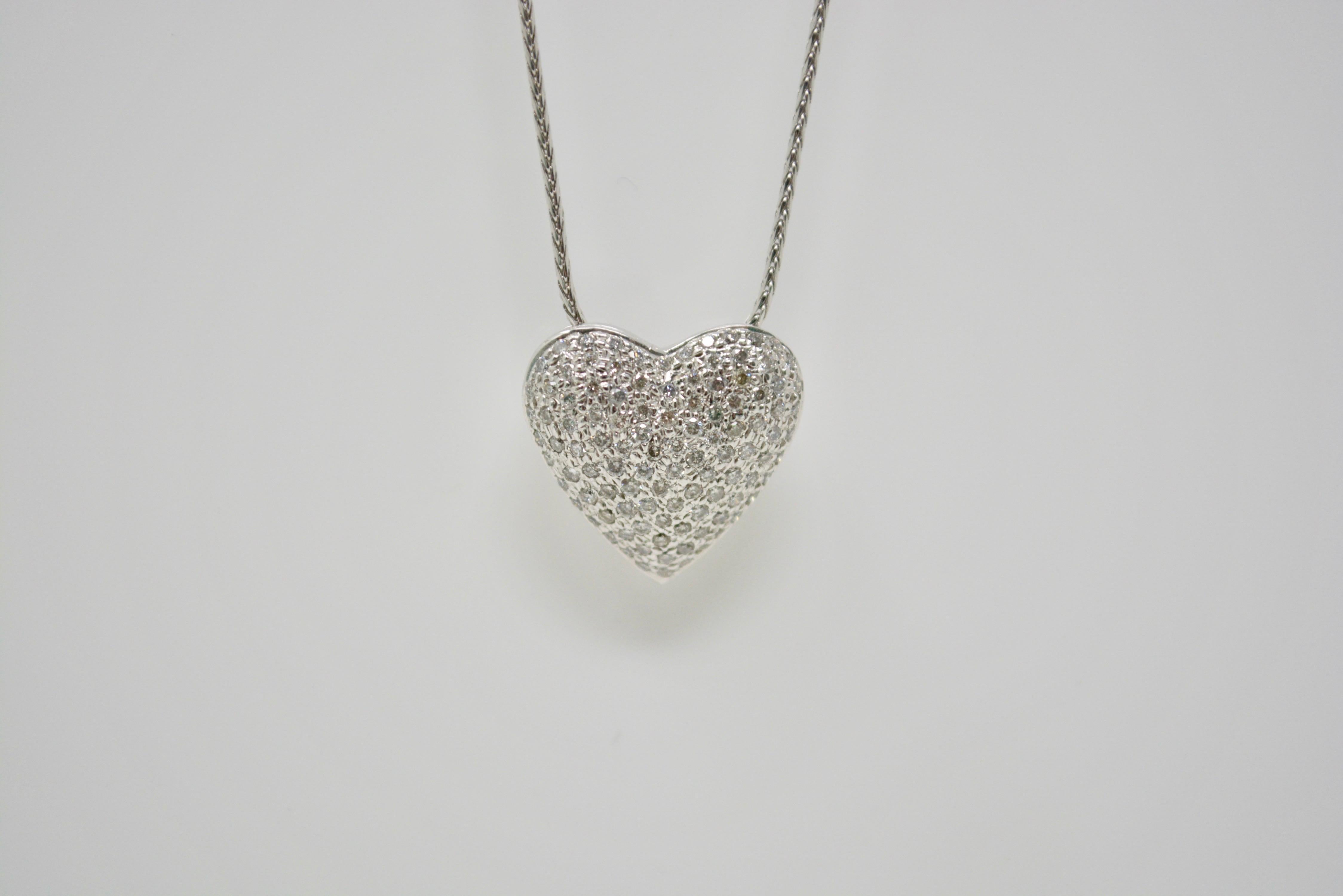 Dreiteiliges Set aus 1,62 Karat weißem rundem Brillant-Diamant in Herzform mit Anhänger (Rundschliff) im Angebot