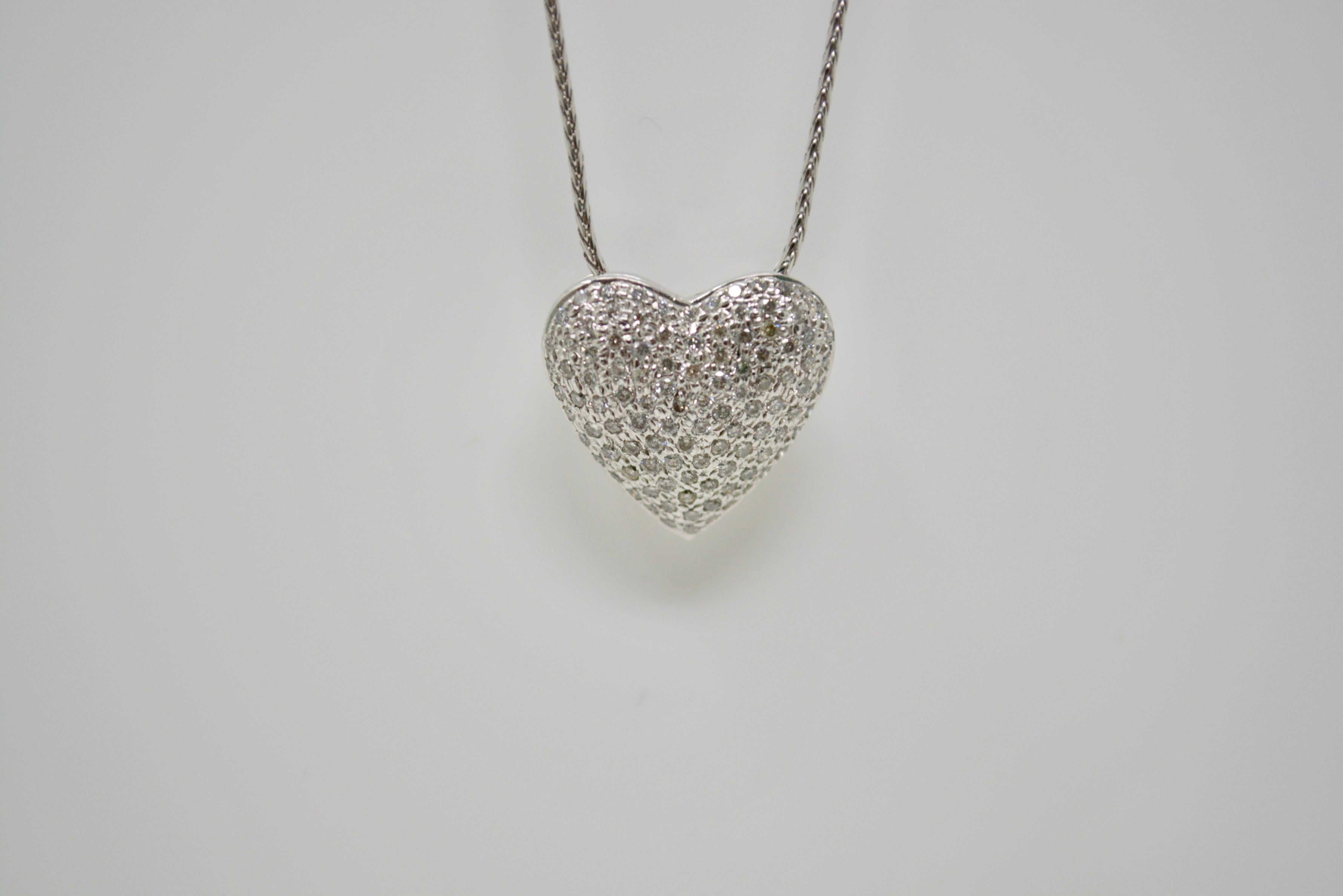 Dreiteiliges Set aus 1,62 Karat weißem rundem Brillant-Diamant in Herzform mit Anhänger im Zustand „Neu“ im Angebot in New York, NY
