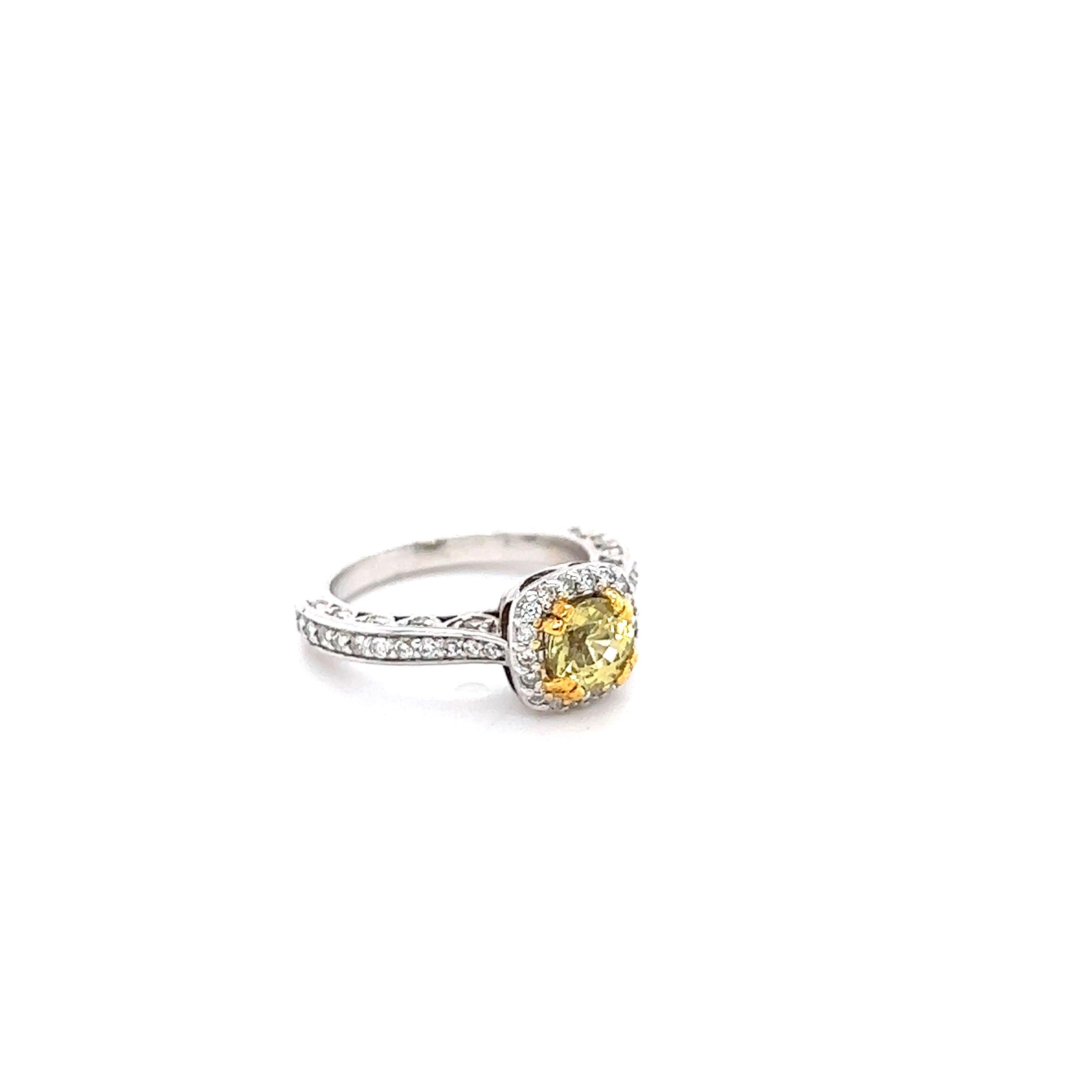 Dieser schöne Ring hat einen gelben Saphir im Rundschliff, der 1,07 Karat wiegt. Er ist umgeben von 60 Diamanten im Rundschliff mit einem Gewicht von 0,55 Karat. (Reinheit: VS, Farbe: H) 
Der gelbe Saphir misst 5 mm.  
Das Gesamtkaratgewicht des