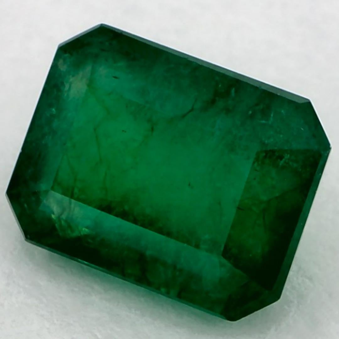 D'un vert éclatant, la pierre de naissance du mois de mai symbolise le renouveau de la croissance printanière. 

Explorez la vibrante collection d'émeraudes, de rubis et de saphirs de notre magasin, disponibles sous forme de pierres précieuses en