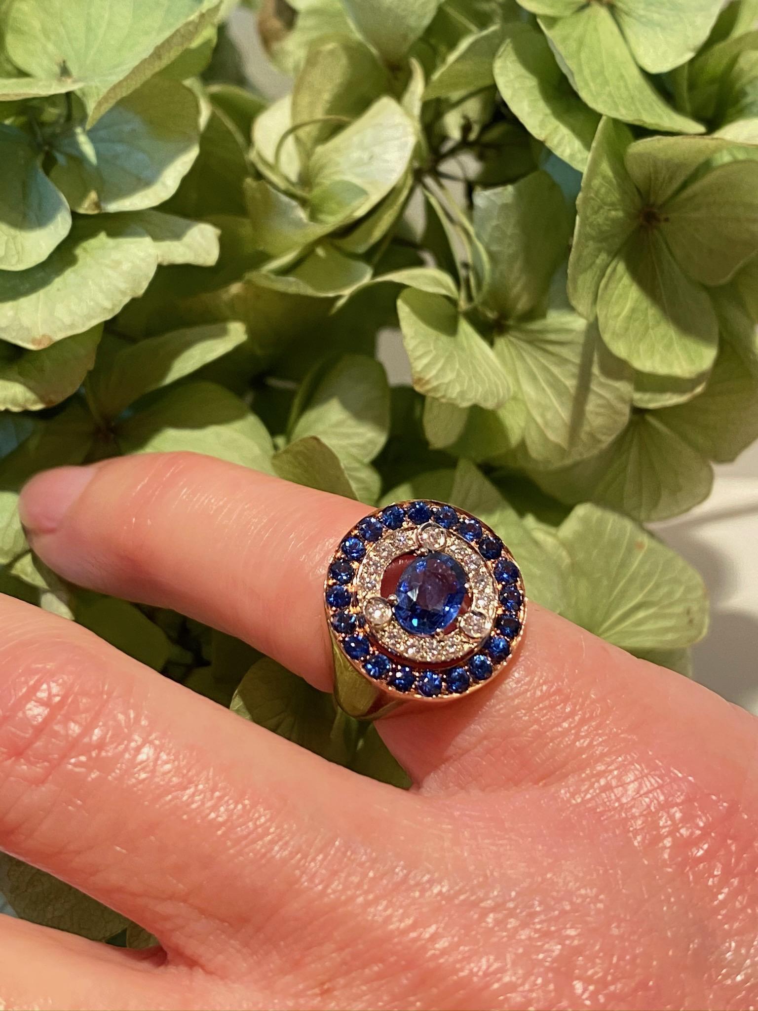 1.62 Karat Sapphires 0.33 White Diamonds 18 Karat Gold Modern Style Design Ring For Sale 5