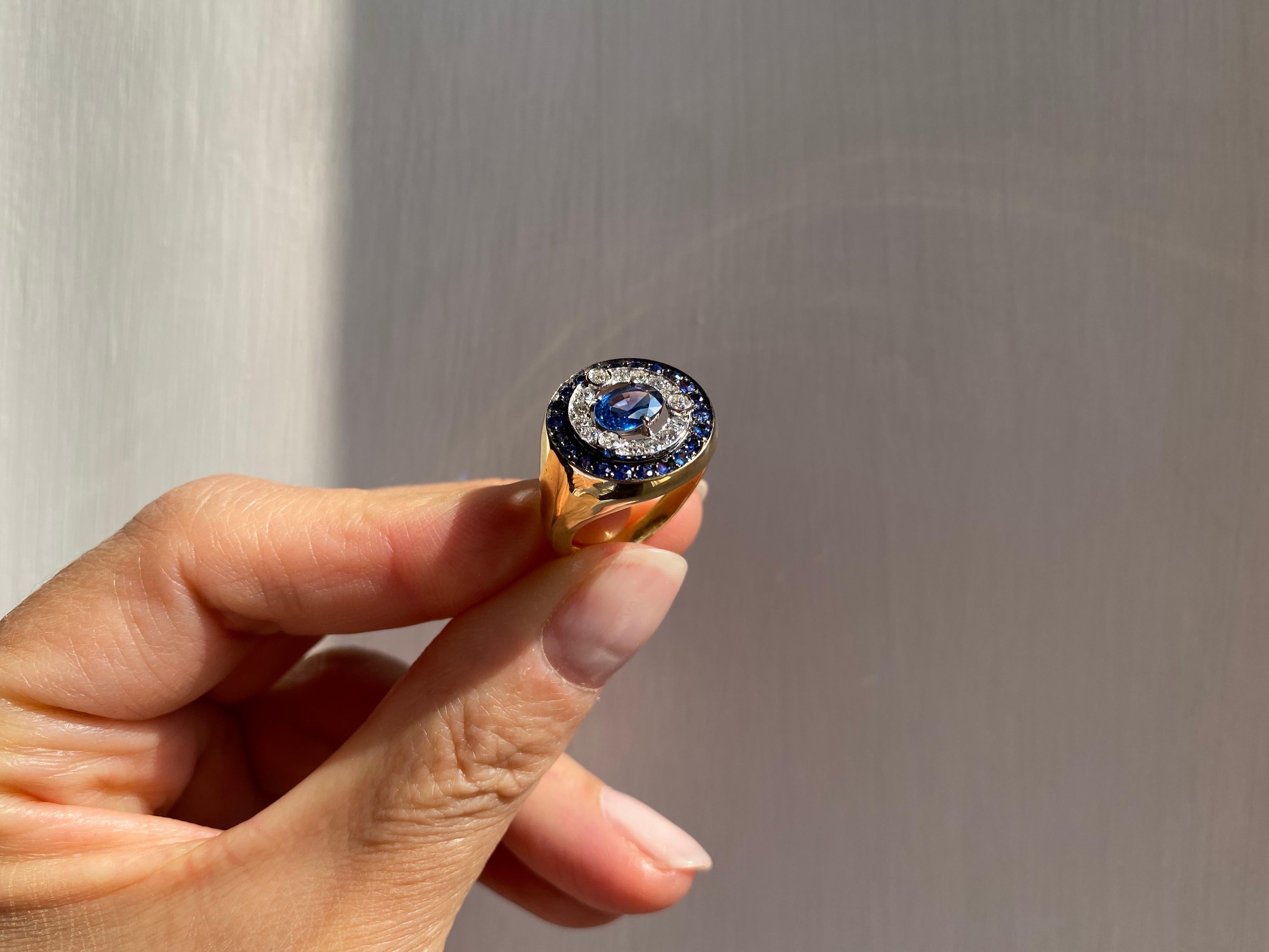 1.62 Karat Sapphires 0.33 White Diamonds 18 Karat Gold Modern Style Design Ring For Sale 9