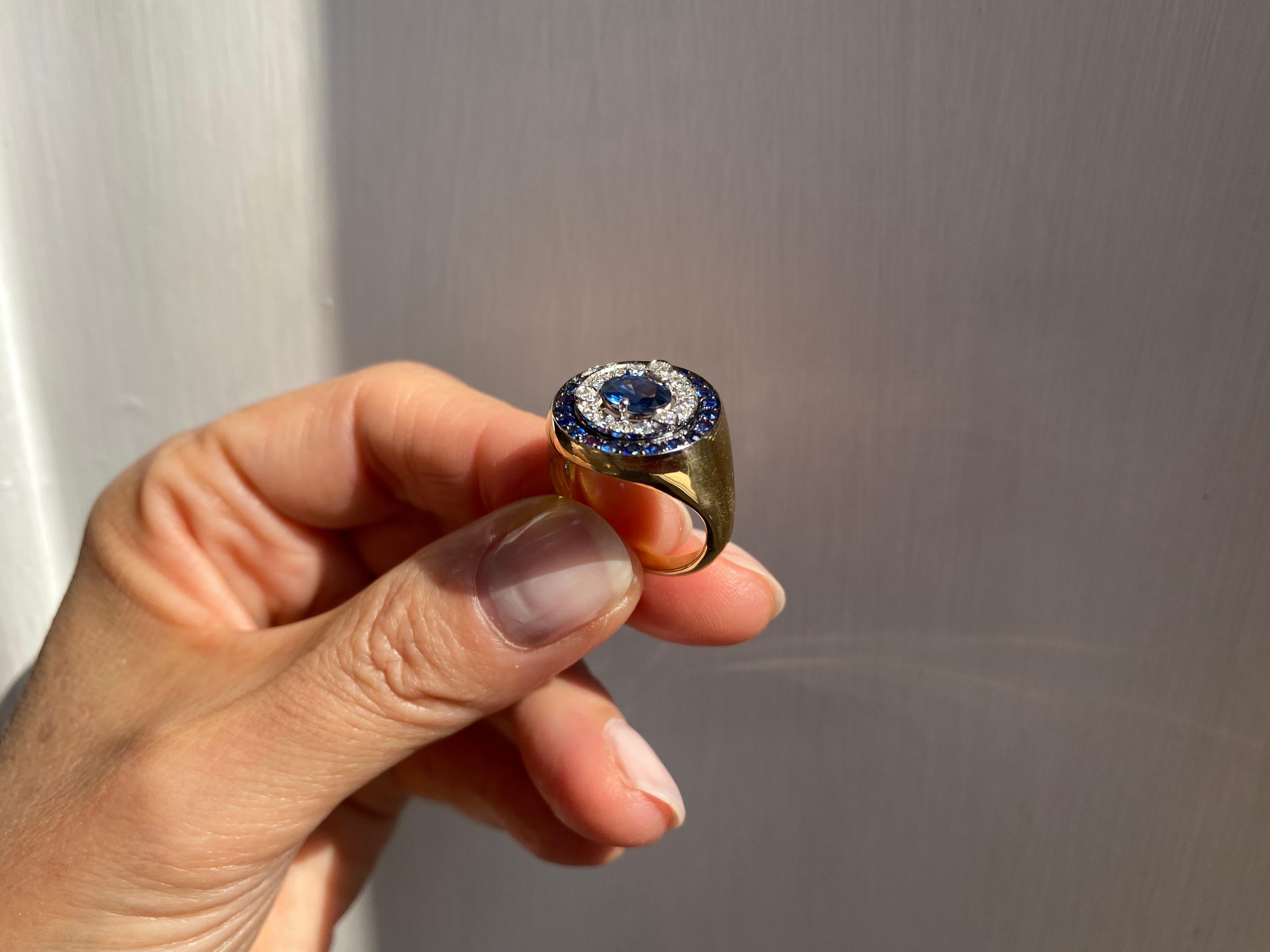 1.62 Karat Sapphires 0.33 White Diamonds 18 Karat Gold Modern Style Design Ring For Sale 12