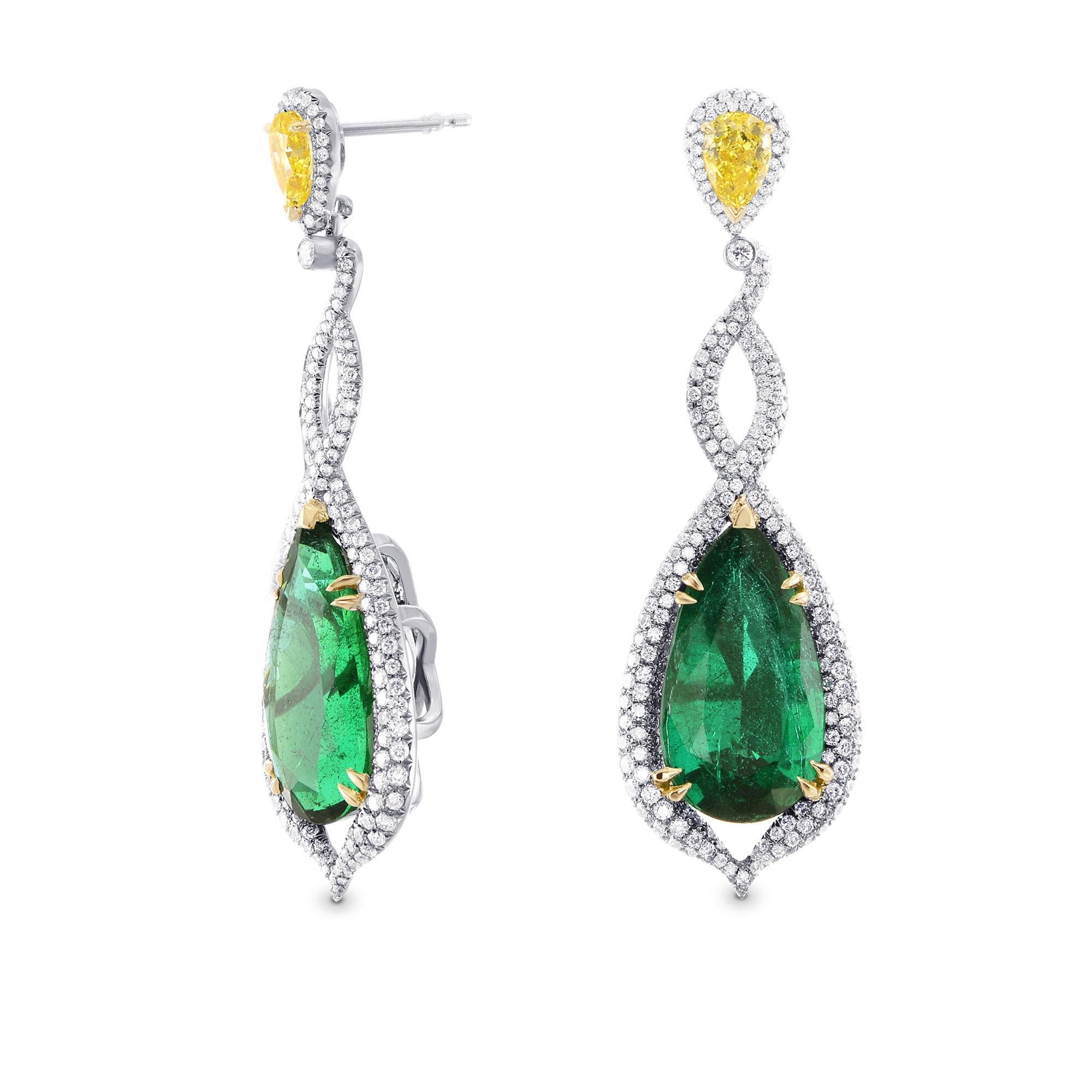 Questi squisiti orecchini a goccia presentano 15,17 carati di smeraldi verdi dello Zambia certificati CD abbinati a vibranti diamanti a pera gialli intensi certificati GIA, il tutto incastonato in un raffinato mix di oro bianco e giallo a 18 carati.