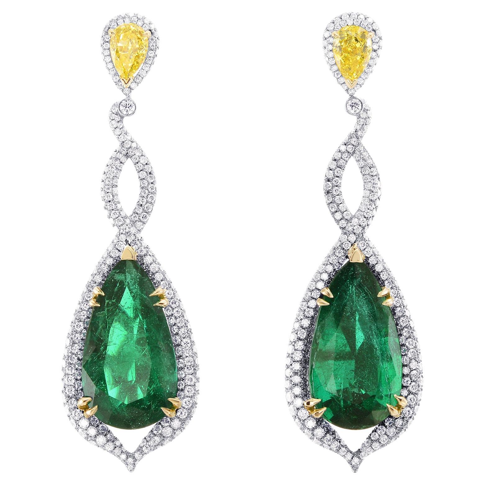 Orecchini a goccia con smeraldo verde dello Zambia e diamanti gialli intensi da 16,20 cts tw in vendita