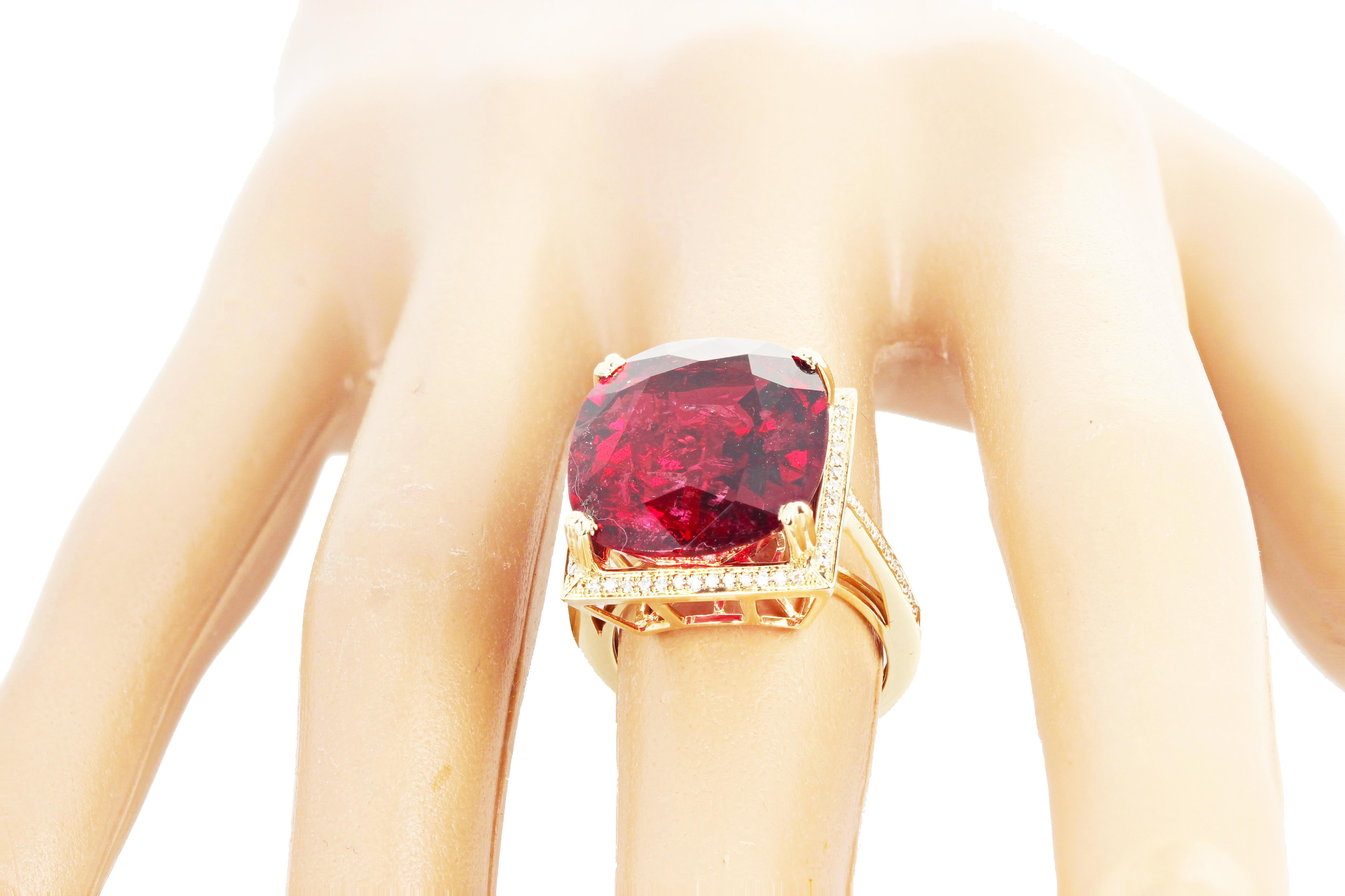 AJD Glittering 16.21 Ct. Clear Red Tourmaline & Diamond 14 Kt. Yellow Gold Ring In New Condition For Sale In Raleigh, NC