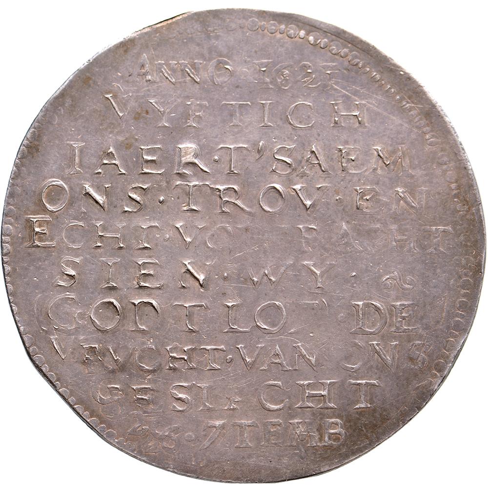 Dritto: ANNO - 1570 / .M. - .R. / .28. - OCTO, mani giunte che escono dalle nuvole, sopra la data del matrimonio e le iniziali e lo stemma di Maarten Ruychaver, sotto due tortore e le iniziali e lo stemma di A. der Van Laen.
Inverso: ANNO. 1621 /