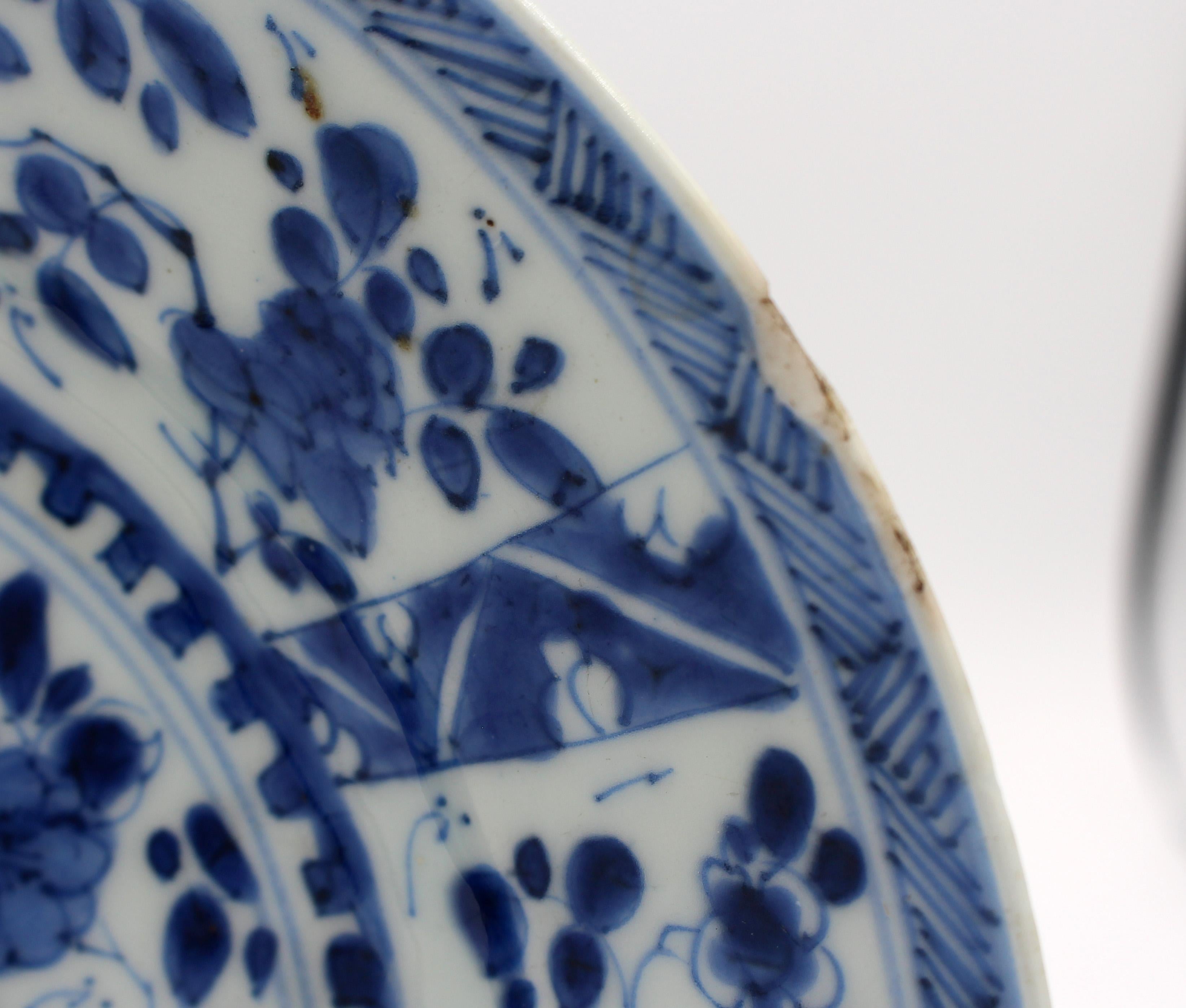 1622-1722 Kangxi Chinese Export Porcelain Plate In Good Condition In Chapel Hill, NC