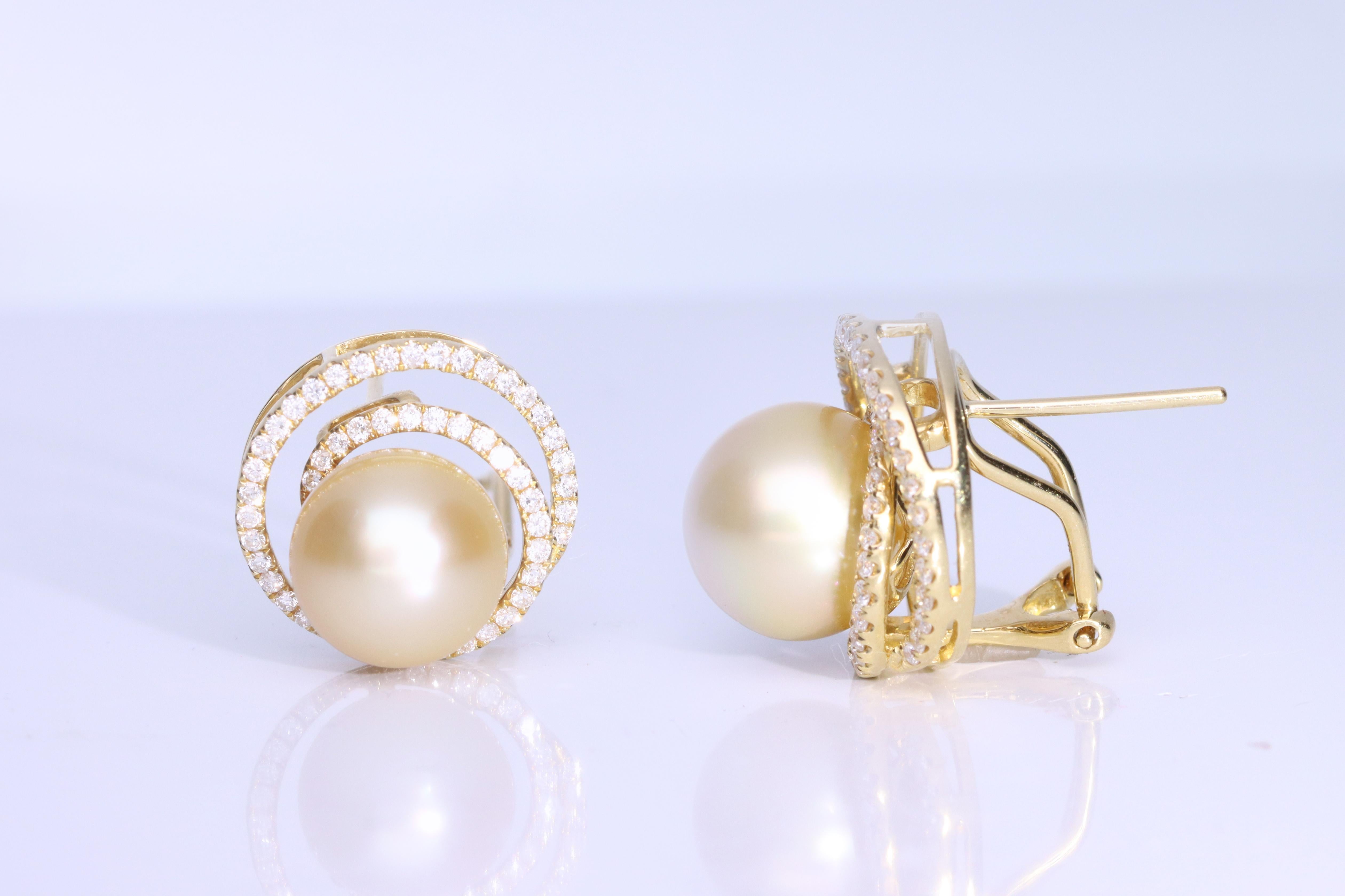 16.22 Carat South sea Pearl Diamond accents 18K Yellow Gold Earring. In New Condition For Sale In New York, NY