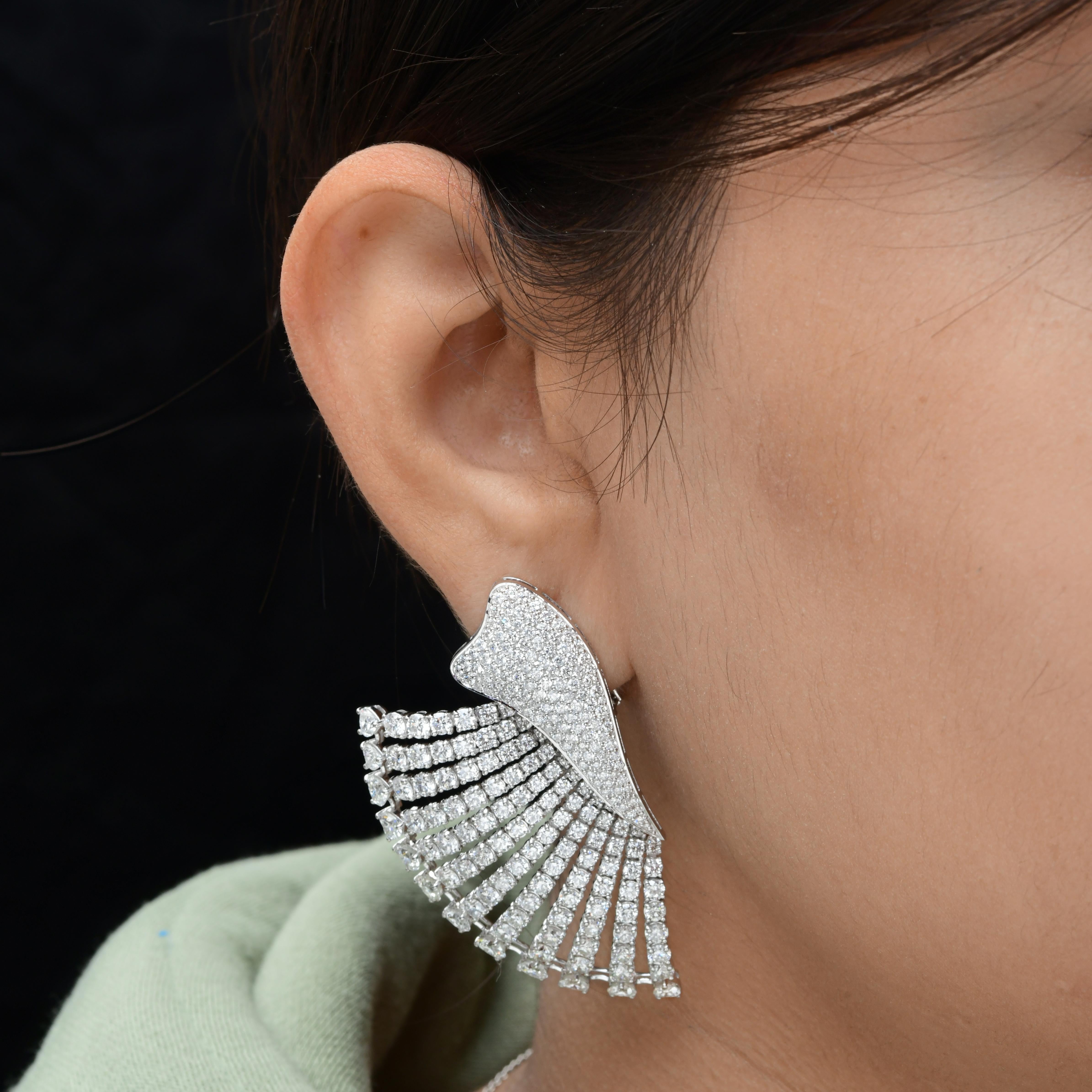 16.25 Carat SI/HI Diamond Fan Shaped Earrings 14 Karat White Gold Fine Jewelry Ces boucles d'oreilles en forme d'éventail sont conçues avec des rangées graduées de diamants, serties dans un or blanc qui reflète magnifiquement la lumière à chaque