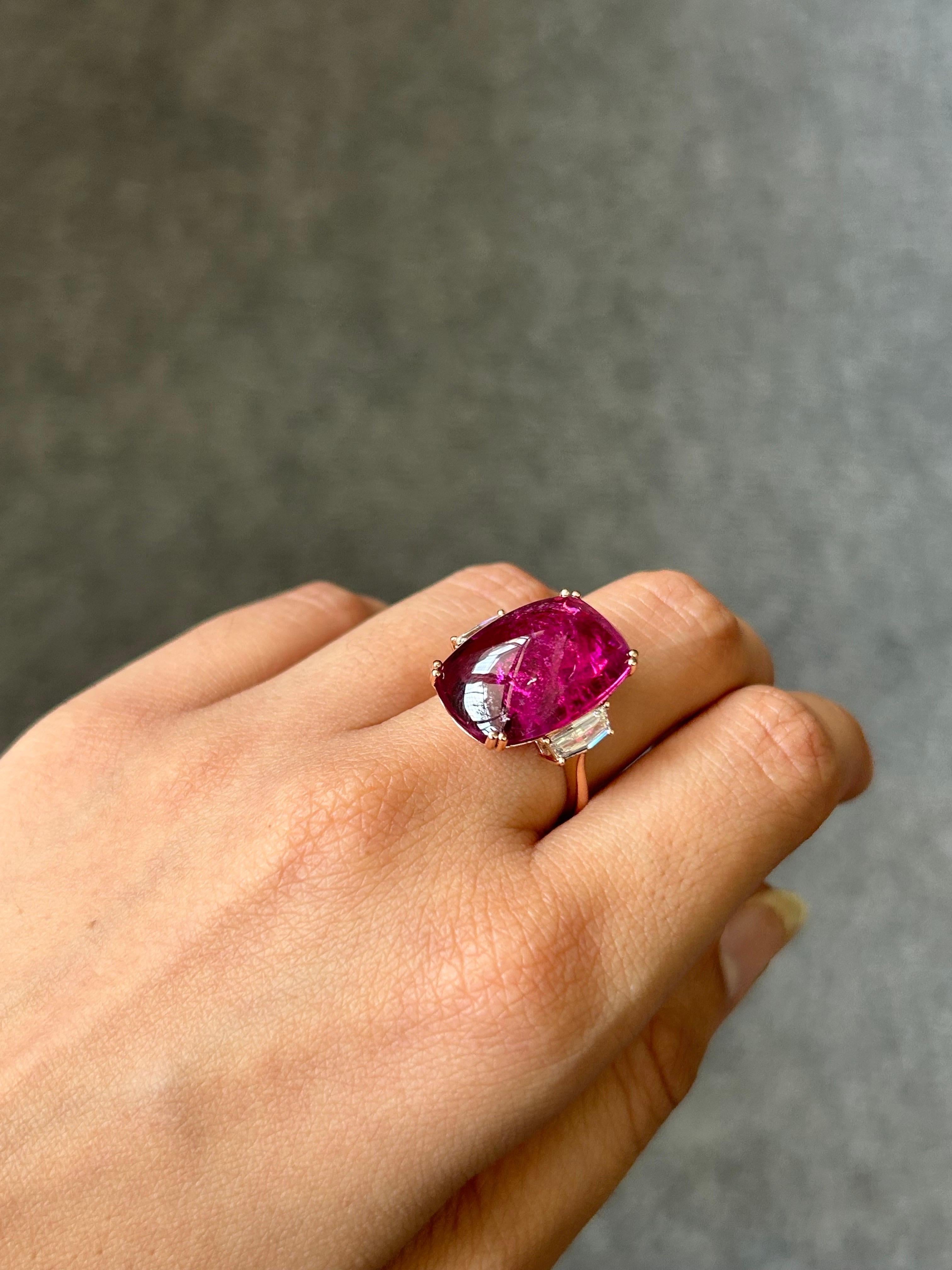 16.25 Carat Sugarloaf Cabochon Rubelite Tourmaline Cocktail Three-Stone Ring In New Condition For Sale In Bangkok, Thailand