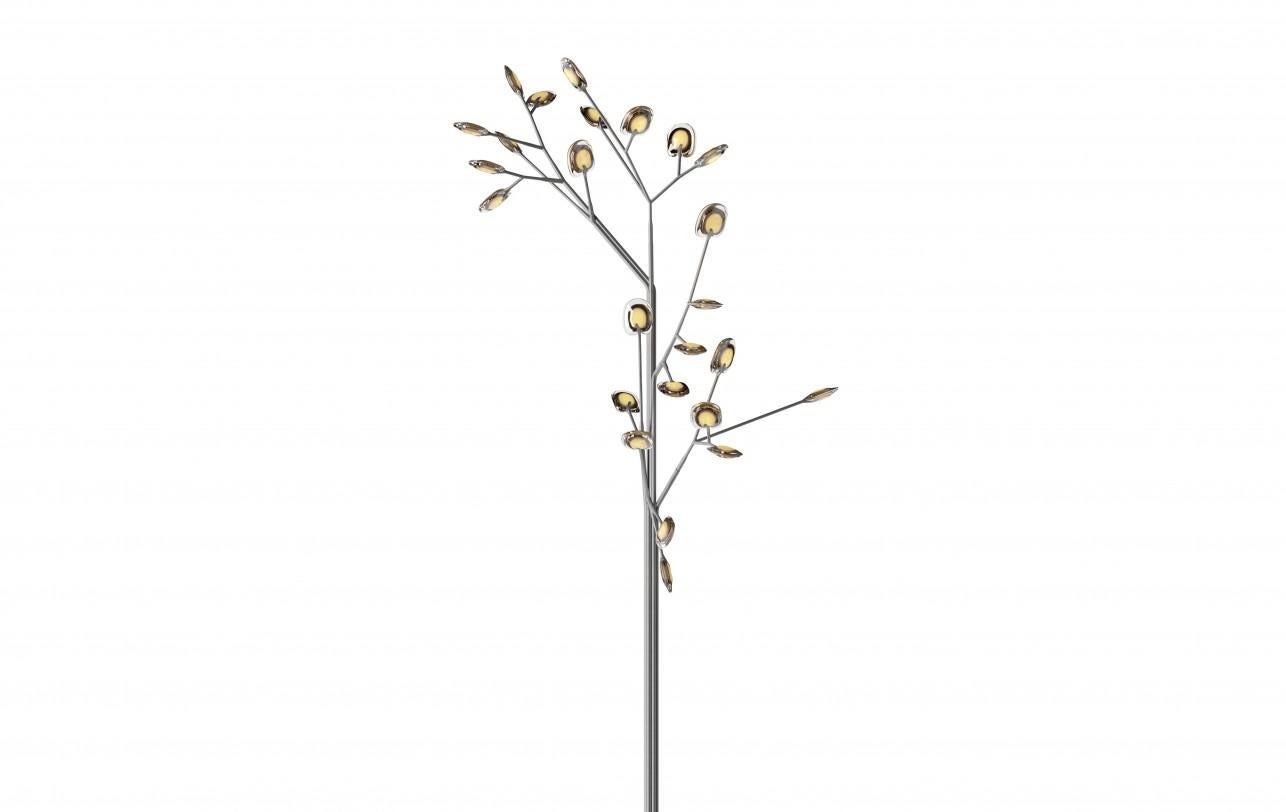 16,25 Lampada da terra scultorea Elm Trunk di Bocci
Dimensioni: P 106 x L 242 x H 469 cm 
Materiali: Vetro colato, componenti elettrici, componenti dell'armatura in acciaio inox sabbiato. 
Illuminazione: LED da 1,5w (37,5w di assorbimento