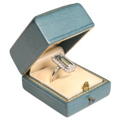 Anillo de aguamarina talla esmeralda (aprox. 1,60 quilates), halo de diamantes, platino