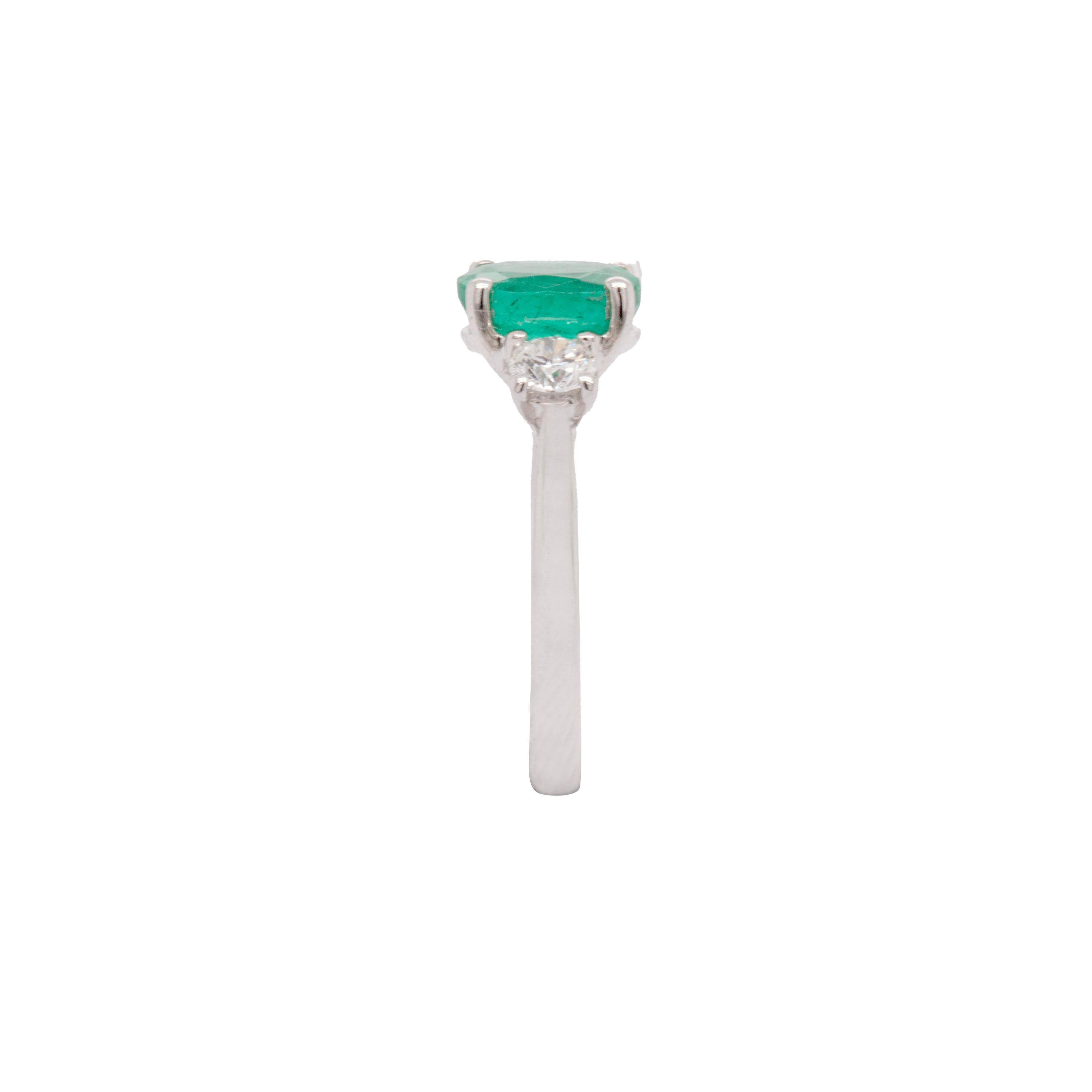 Estamos enamorados de este precioso anillo de esmeralda y diamantes de tres piedras que ha salido de nuestro propio banco de trabajo, aquí en Hatton Garden.

Una hermosa esmeralda ovalada de 1,62 quilates está sujeta en un sencillo engaste de