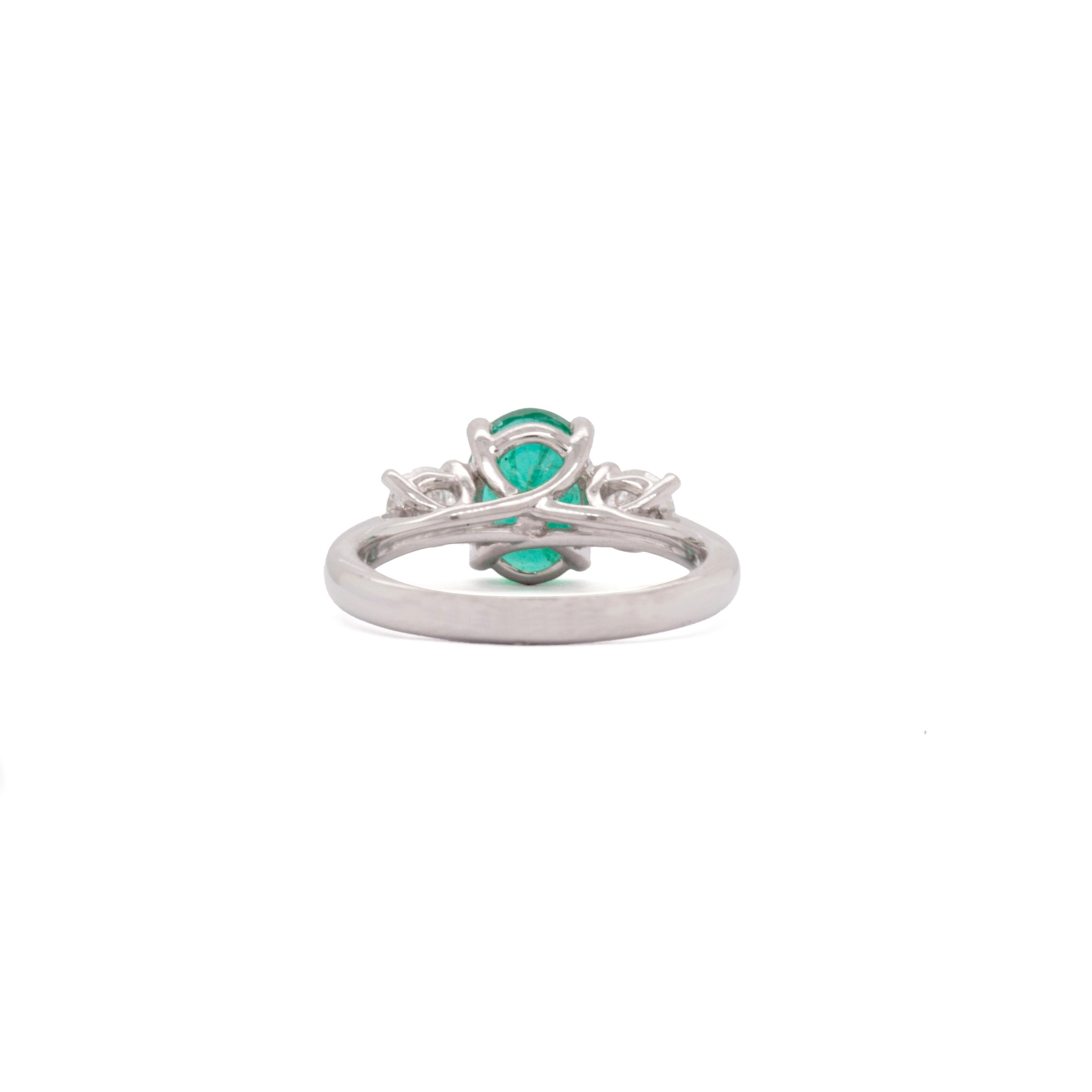 Anillo de platino de tres piedras con esmeralda ovalada de 1,62 quilates y diamante de 0,47 quilates Moderno en venta
