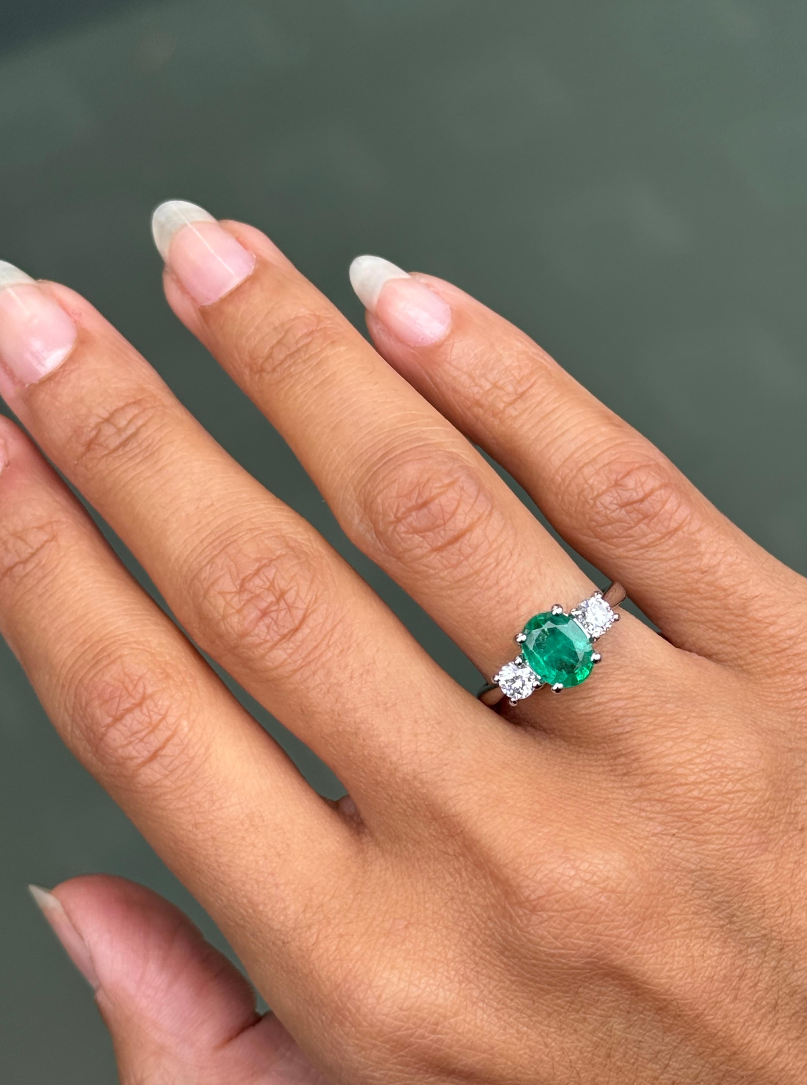 Anillo de platino de tres piedras con esmeralda ovalada de 1,62 quilates y diamante de 0,47 quilates Corte oval en venta