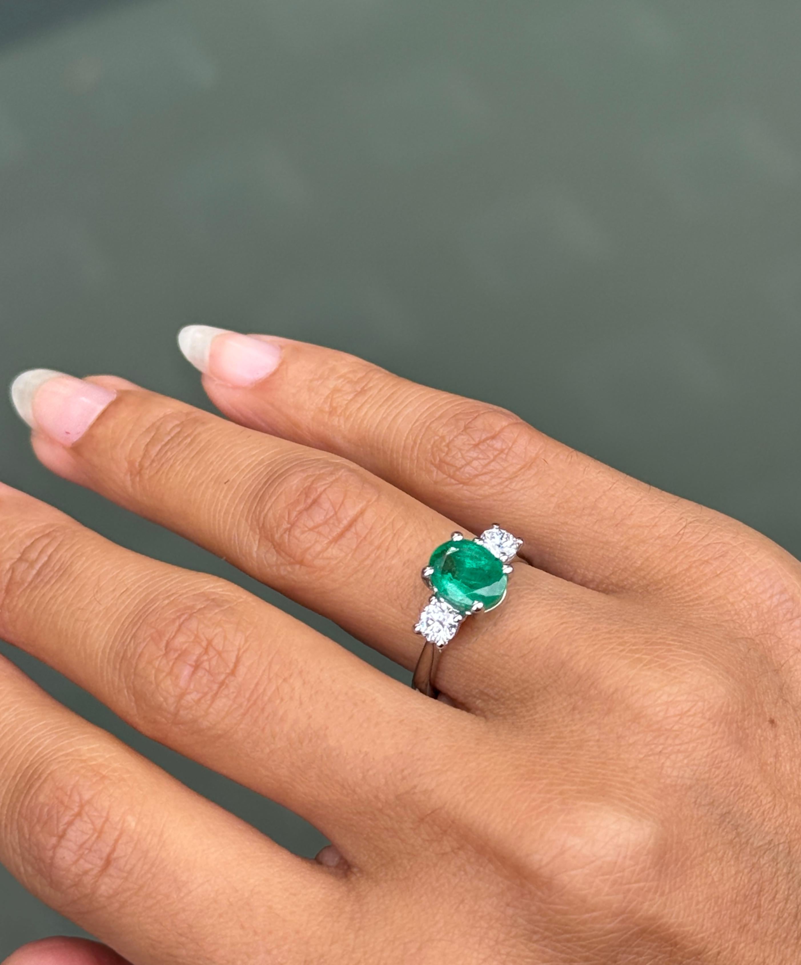 Anillo de platino de tres piedras con esmeralda ovalada de 1,62 quilates y diamante de 0,47 quilates en Nuevo estado para la venta en London, GB