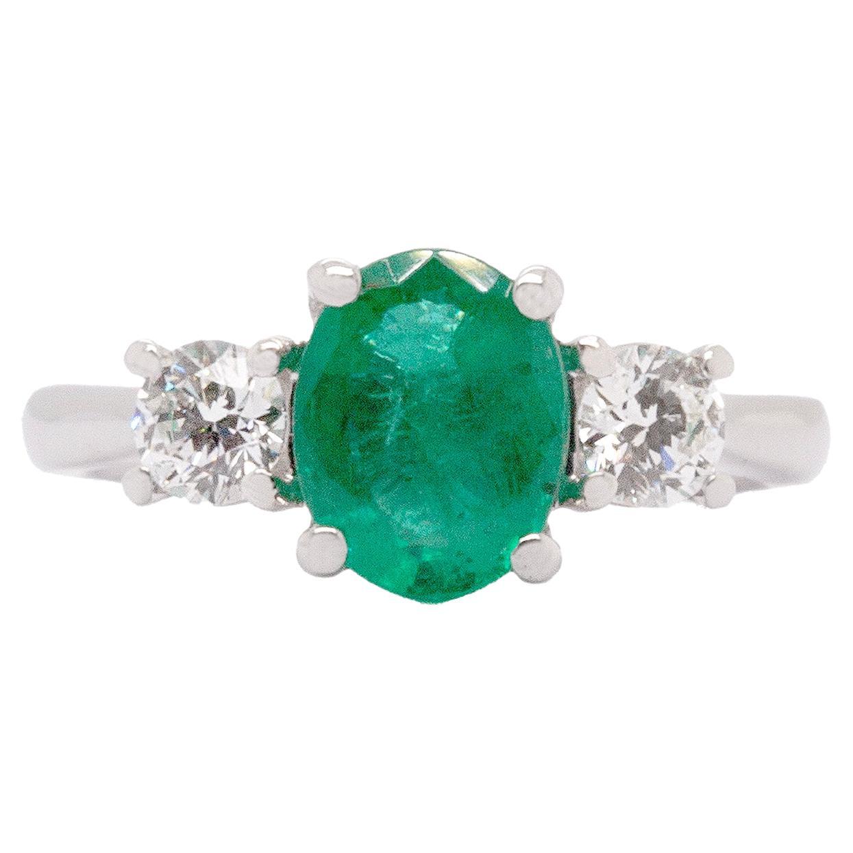 Anillo de platino de tres piedras con esmeralda ovalada de 1,62 quilates y diamante de 0,47 quilates en venta