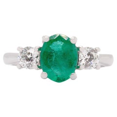 1,62 Karat ovaler Smaragd und 0,47 Karat Diamant-Platinring mit drei Steinen