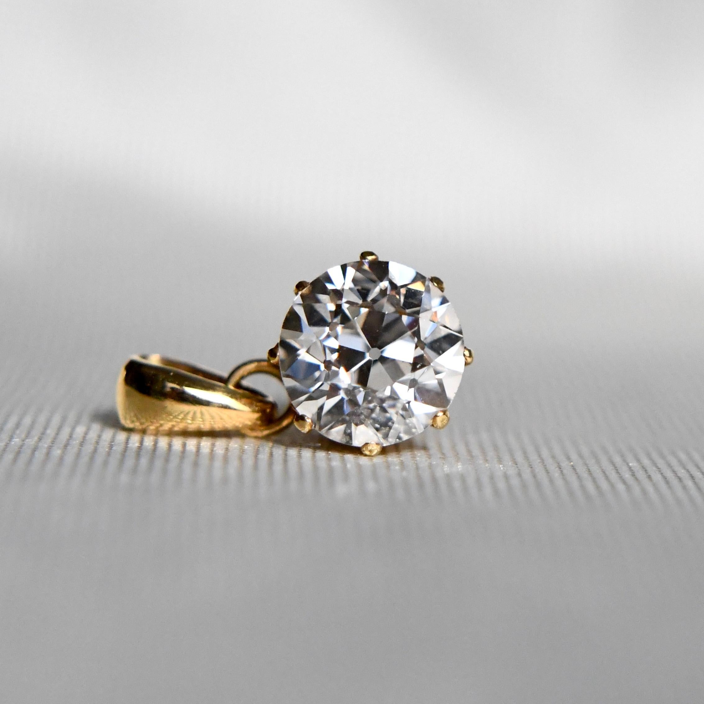 Ce diamant est serti dans sa monture d'origine, fabriquée en Allemagne vers 1890. 
La caution a été ajoutée récemment.

Le diamant est certifié GIA.

- Un diamant ancien de taille européenne, 7,38 - 7,53 x 4,78mm/ 1,62ct (GIA K/ VVS2)
- 750/ 18ct or