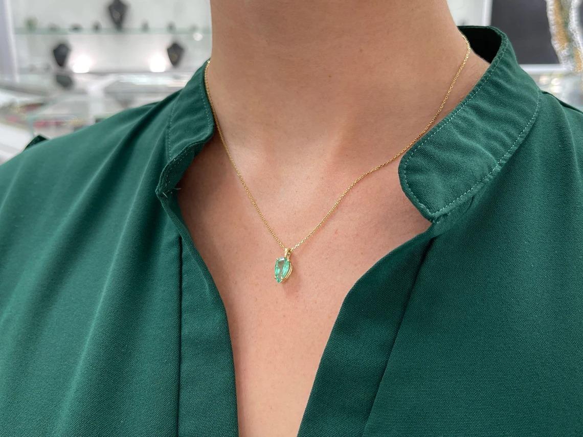 Taille poire 1.62cts 14K Colombian Emerald-Pear Cut Solitaire Gold Split Bale 4Prong Pendentif en vente