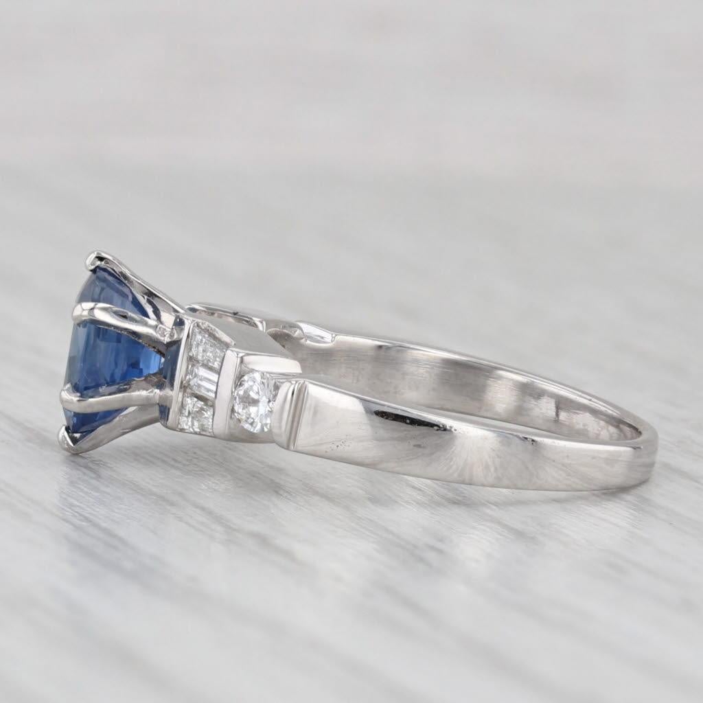 Información sobre la gema:
- Zafiro natural -
Quilates - 1,35ct 
Corte - Oval 
Color - Azul oscuro
Tratamiento - Calentado

- Diamantes naturales -
Quilates totales - 0,37ctw
Talla - Redonda Brillante 0,12ctw, Baguette 0,25ctw
Color - G - H
Claridad