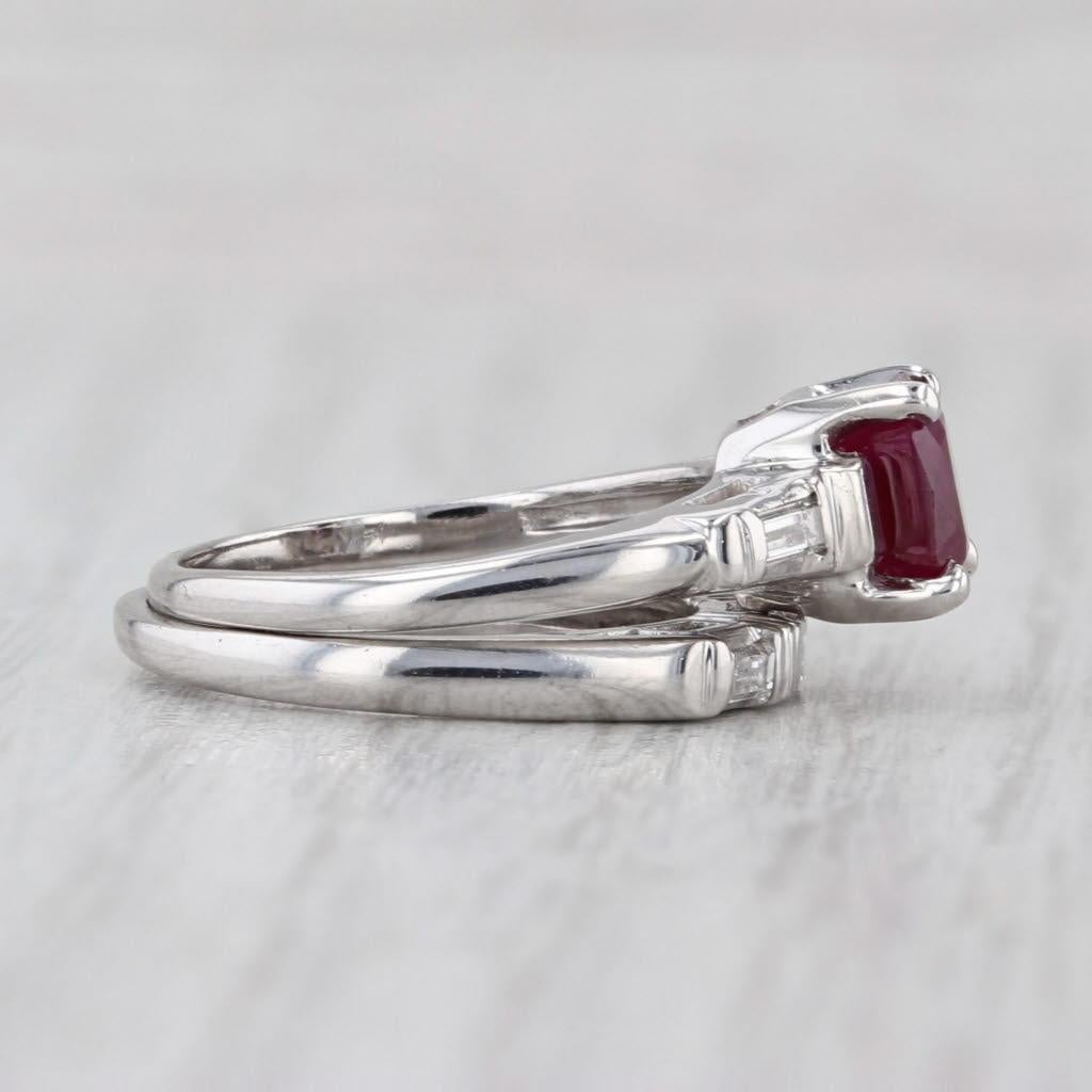 Informazioni sulla gemma: Pietre naturali - 1,62 carati totali
- Fidanzamento -
Rubino
Carati - 1,35ct 
Taglio - Rettangolo Brilliante
Colore - Rosso
Trattamento - Chiarezza potenziata 

Diamanti 
Carati totali - 0,12ctw
Taglio - Baguette
Colore - H