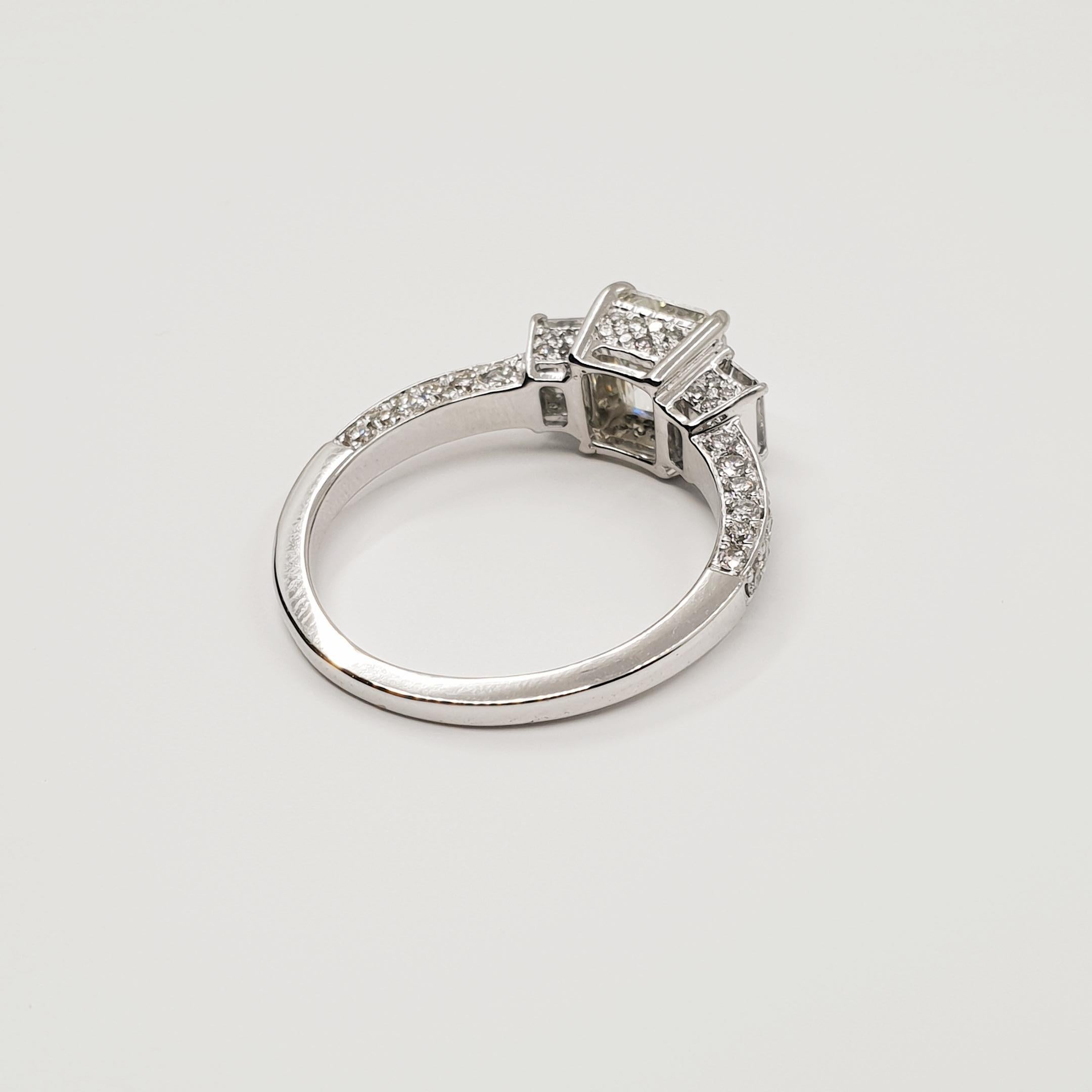 1.63 Carat Asscher Diamond Ring I/VVS 18k Gold, Baguette and Brilliant Sides For Sale 4