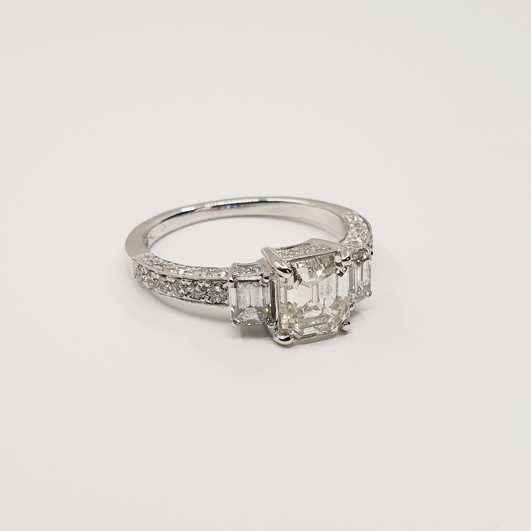 Modern 1.63 Carat Asscher Diamond Ring I/VVS 18k Gold, Baguette and Brilliant Sides For Sale