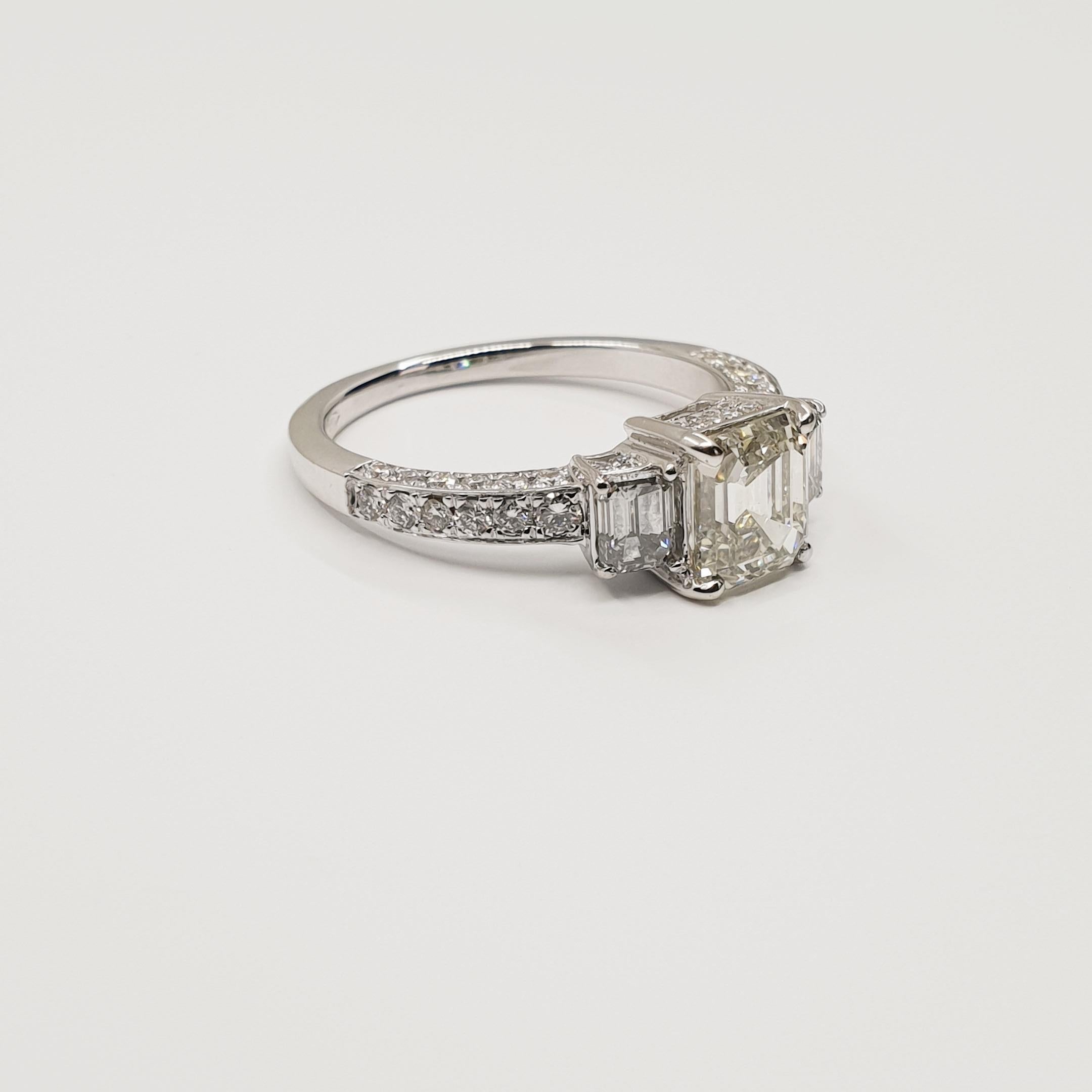 Asscher Cut 1.63 Carat Asscher Diamond Ring I/VVS 18k Gold, Baguette and Brilliant Sides For Sale