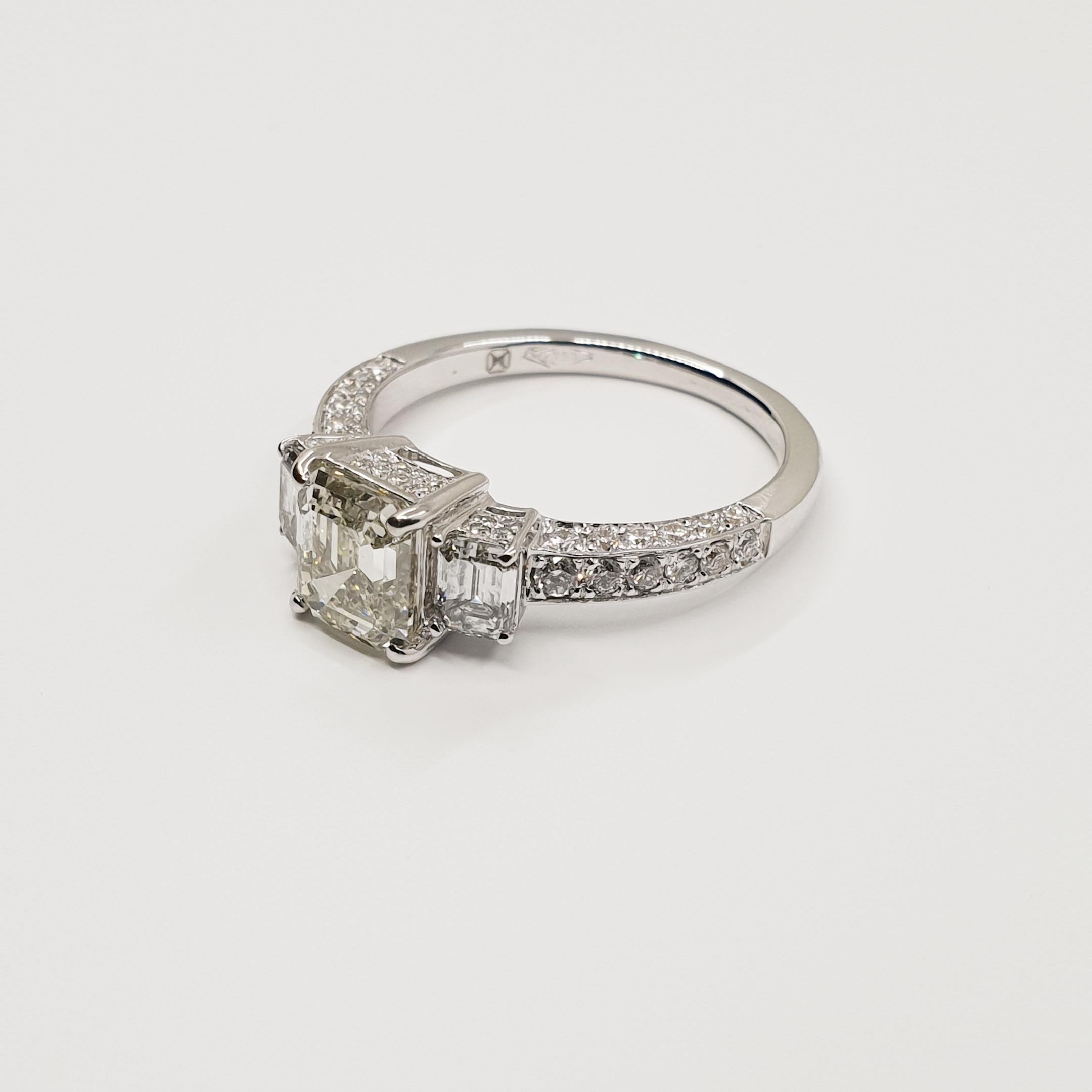 1.63 Carat Asscher Diamond Ring I/VVS 18k Gold, Baguette and Brilliant Sides In New Condition For Sale In Darmstadt, DE